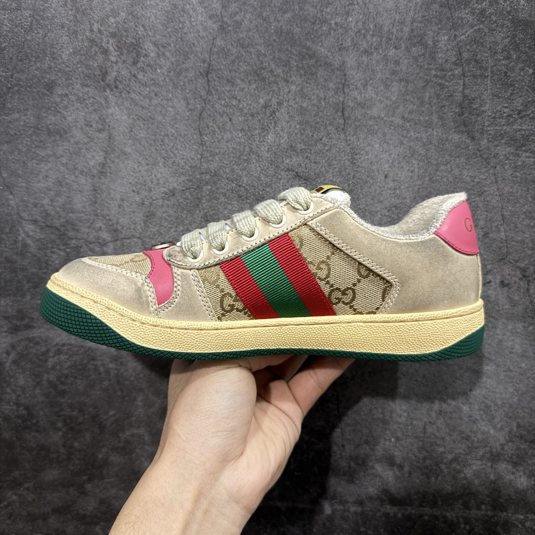图片[2]-【YS纯原】广奢高端货 Gucci 古驰 Screener 运动休闲系列｜GG 珐琅扣 小脏鞋 白粉女鞋 ✦ Screener 经典复古做旧风格 ✦ 原版小脏工艺，还原穿旧质感 ✦ GG 珐琅扣色泽一致，细节克制高级 ✦ 原版对照开发，历时三个月打样 ✦ 多处细节升级，整体完成度高 ✦ 高端零售与海淘渠道同源品质 ✦ 鞋面采用意大利进口磨砂头层牛皮 ✦ 鞋舌、鞋带同步原版擦脏工艺 ✦ 后跟哑光丝印烫金字体 ✦ 原版逻辑私模大底 ✦ 无缝细空胶工艺，稳定耐穿 ✦ 日常高频上脚不娇气 ✦ 全套原版外盒及配件 ✦ 同源真丝绸防尘鞋套袋 ✦ 原装雪梨形超软沙绒纸团 尺码：35–40-选品中心