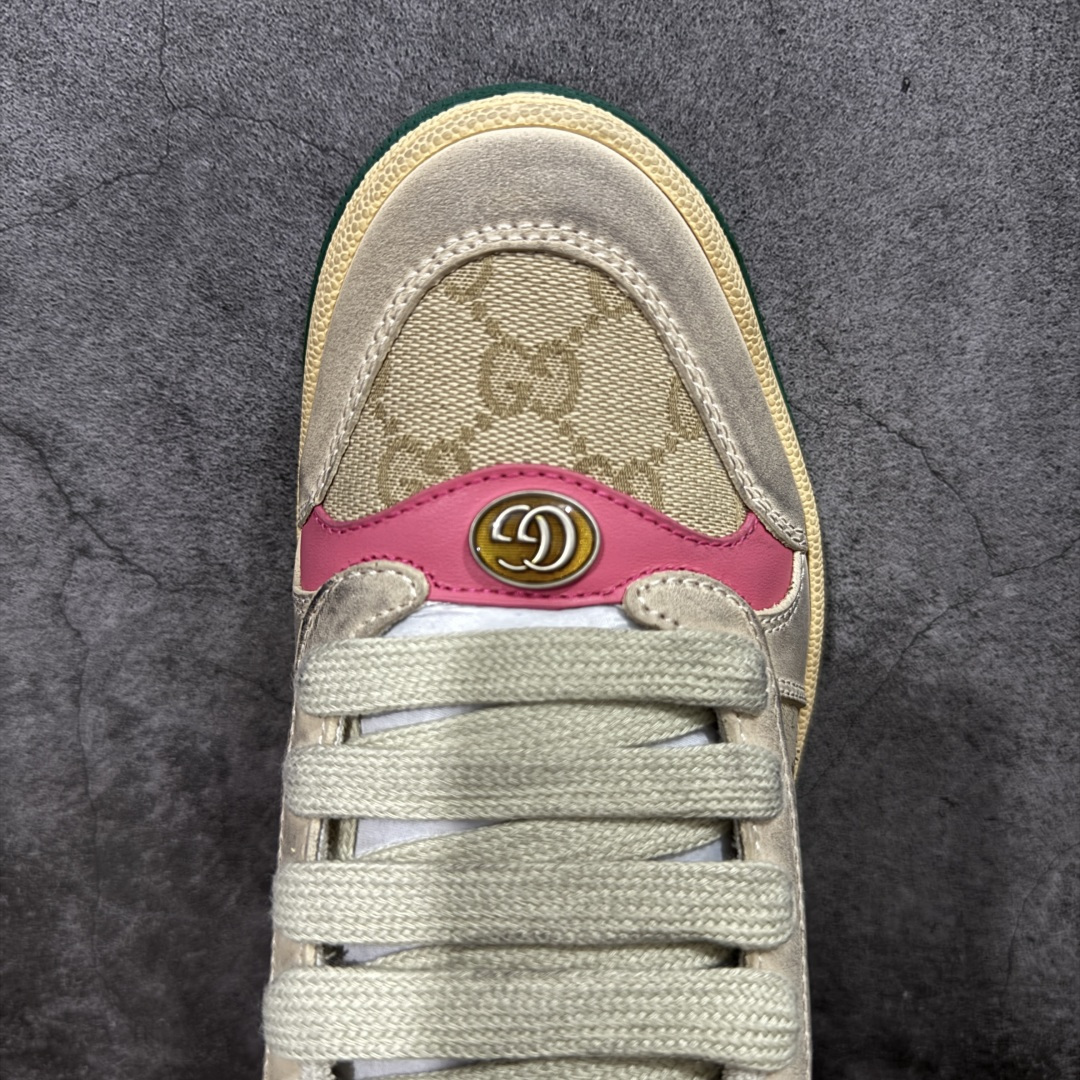 图片[5]-【YS纯原】广奢高端货 Gucci 古驰 Screener 运动休闲系列｜GG 珐琅扣 小脏鞋 白粉女鞋 ✦ Screener 经典复古做旧风格 ✦ 原版小脏工艺，还原穿旧质感 ✦ GG 珐琅扣色泽一致，细节克制高级 ✦ 原版对照开发，历时三个月打样 ✦ 多处细节升级，整体完成度高 ✦ 高端零售与海淘渠道同源品质 ✦ 鞋面采用意大利进口磨砂头层牛皮 ✦ 鞋舌、鞋带同步原版擦脏工艺 ✦ 后跟哑光丝印烫金字体 ✦ 原版逻辑私模大底 ✦ 无缝细空胶工艺，稳定耐穿 ✦ 日常高频上脚不娇气 ✦ 全套原版外盒及配件 ✦ 同源真丝绸防尘鞋套袋 ✦ 原装雪梨形超软沙绒纸团 尺码：35–40-选品中心