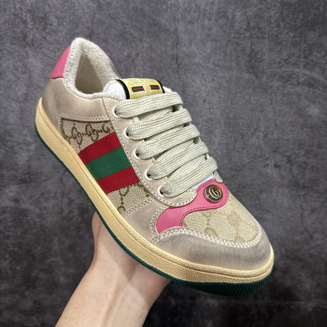 图片[3]-【YS纯原】广奢高端货 Gucci 古驰 Screener 运动休闲系列｜GG 珐琅扣 小脏鞋 白粉女鞋 ✦ Screener 经典复古做旧风格 ✦ 原版小脏工艺，还原穿旧质感 ✦ GG 珐琅扣色泽一致，细节克制高级 ✦ 原版对照开发，历时三个月打样 ✦ 多处细节升级，整体完成度高 ✦ 高端零售与海淘渠道同源品质 ✦ 鞋面采用意大利进口磨砂头层牛皮 ✦ 鞋舌、鞋带同步原版擦脏工艺 ✦ 后跟哑光丝印烫金字体 ✦ 原版逻辑私模大底 ✦ 无缝细空胶工艺，稳定耐穿 ✦ 日常高频上脚不娇气 ✦ 全套原版外盒及配件 ✦ 同源真丝绸防尘鞋套袋 ✦ 原装雪梨形超软沙绒纸团 尺码：35–40-选品中心