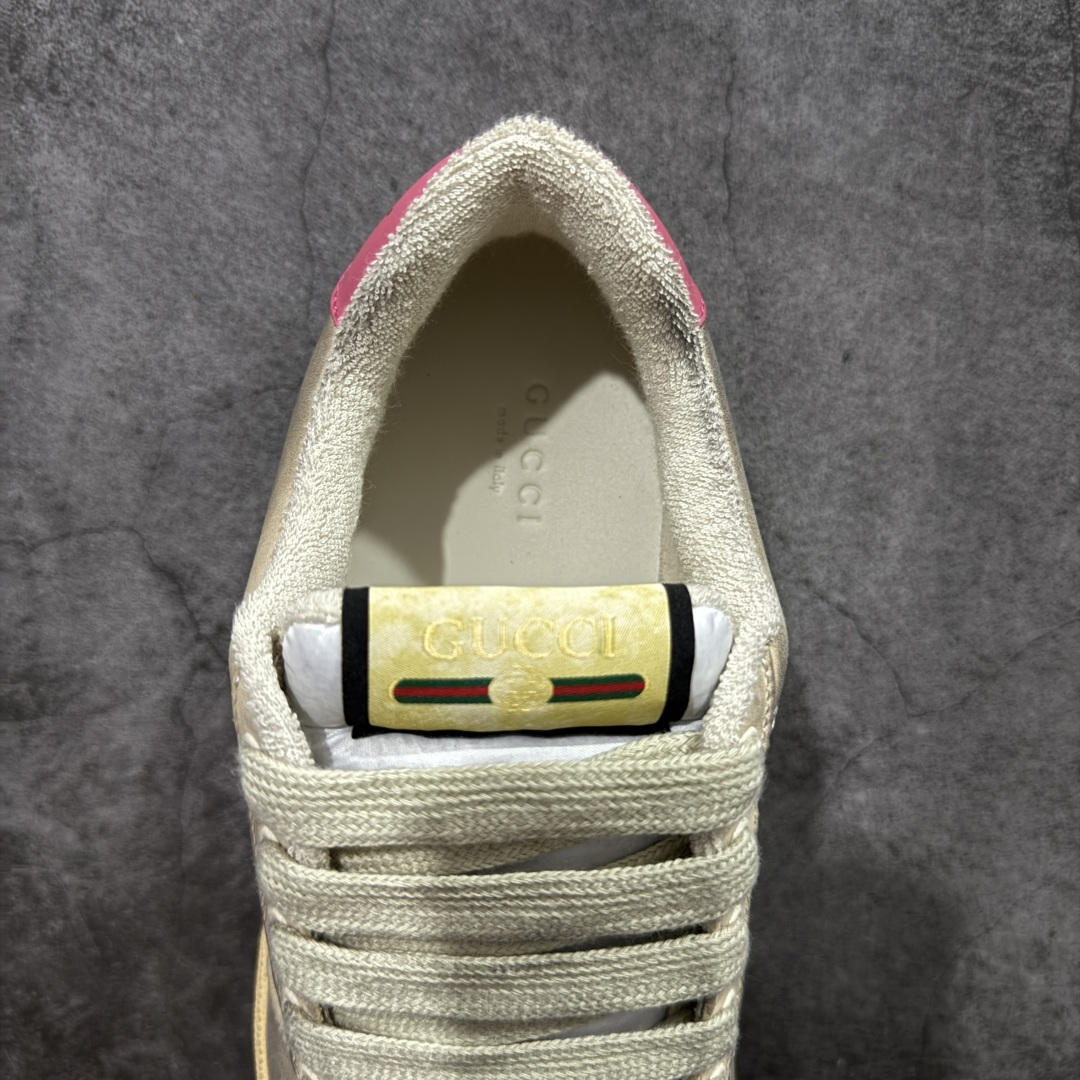 图片[8]-【YS纯原】广奢高端货 Gucci 古驰 Screener 运动休闲系列｜GG 珐琅扣 小脏鞋 白粉女鞋 ✦ Screener 经典复古做旧风格 ✦ 原版小脏工艺，还原穿旧质感 ✦ GG 珐琅扣色泽一致，细节克制高级 ✦ 原版对照开发，历时三个月打样 ✦ 多处细节升级，整体完成度高 ✦ 高端零售与海淘渠道同源品质 ✦ 鞋面采用意大利进口磨砂头层牛皮 ✦ 鞋舌、鞋带同步原版擦脏工艺 ✦ 后跟哑光丝印烫金字体 ✦ 原版逻辑私模大底 ✦ 无缝细空胶工艺，稳定耐穿 ✦ 日常高频上脚不娇气 ✦ 全套原版外盒及配件 ✦ 同源真丝绸防尘鞋套袋 ✦ 原装雪梨形超软沙绒纸团 尺码：35–40-选品中心
