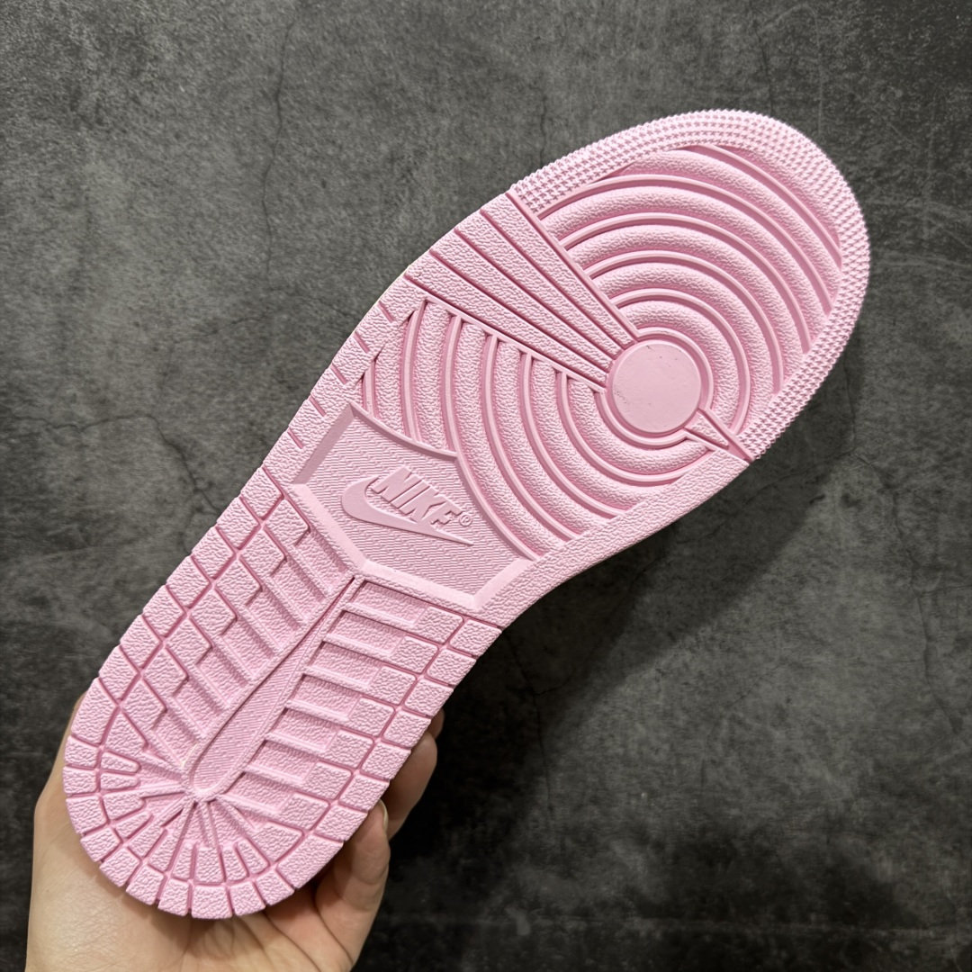 图片[9]-【PK纯原版本】Travis Scott x Air Jordan AJ1 Low OG SP TS联名 白粉倒钩低帮 IQ7604-101 知名大厂出品 纯原第一梯队版本 产品品控稳定性领先行业 各方面均可对飙市面通货版 SZ原厂全套原楦原纸板冲刀磨具开发 原厂皮料加持 原厂港宝加持定型后跟R度完美 同源原厂电绣 鬼脸飞翼针数密度立体效果一致 百分百一致原鞋 原厂拉帮工艺 针距密度一致 后跟弧度收口自然不对折 极致一眼正品既视感 进口玻璃冲刀皮料裁剪零毛边 全鞋电脑针车工艺 品控清洁度最高QC检验标准 免检产品 原厂订购鞋盒、鞋标、防尘纸、鞋撑、鞋带 追求极致的原厂味道 尺码：36-47.5-选品中心