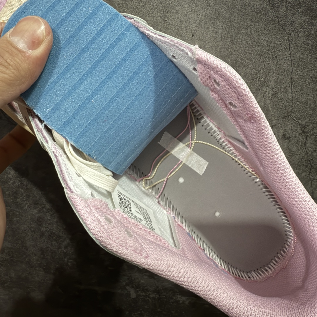 图片[9]-【PK纯原版本】Travis Scott x Air Jordan AJ1 Low OG SP TS联名 白粉倒钩低帮 IQ7604-101 知名大厂出品 纯原第一梯队版本 产品品控稳定性领先行业 各方面均可对飙市面通货版 SZ原厂全套原楦原纸板冲刀磨具开发 原厂皮料加持 原厂港宝加持定型后跟R度完美 同源原厂电绣 鬼脸飞翼针数密度立体效果一致 百分百一致原鞋 原厂拉帮工艺 针距密度一致 后跟弧度收口自然不对折 极致一眼正品既视感 进口玻璃冲刀皮料裁剪零毛边 全鞋电脑针车工艺 品控清洁度最高QC检验标准 免检产品 原厂订购鞋盒、鞋标、防尘纸、鞋撑、鞋带 追求极致的原厂味道 尺码：36-47.5-选品中心