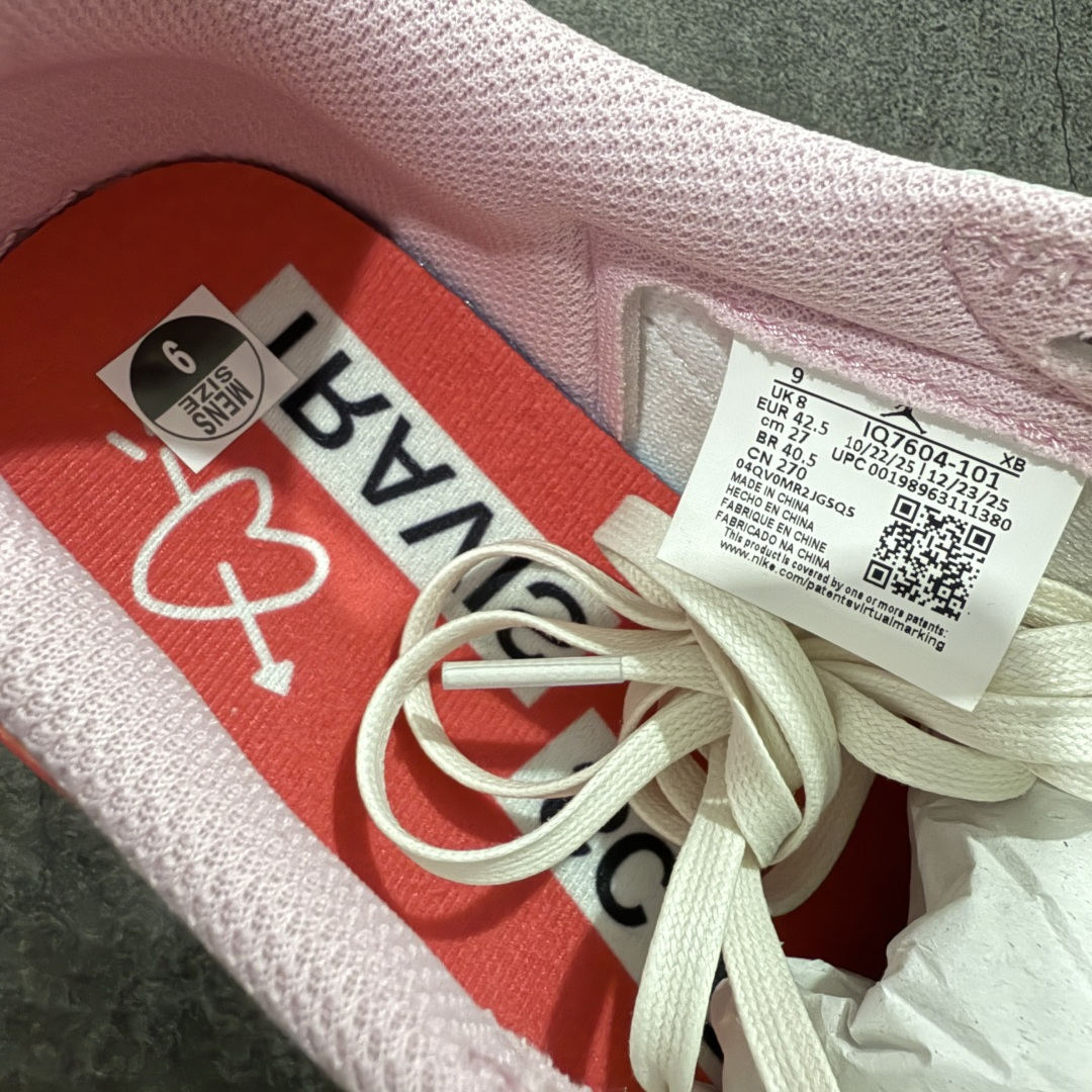 图片[8]-【PK纯原版本】Travis Scott x Air Jordan AJ1 Low OG SP TS联名 白粉倒钩低帮 IQ7604-101 知名大厂出品 纯原第一梯队版本 产品品控稳定性领先行业 各方面均可对飙市面通货版 SZ原厂全套原楦原纸板冲刀磨具开发 原厂皮料加持 原厂港宝加持定型后跟R度完美 同源原厂电绣 鬼脸飞翼针数密度立体效果一致 百分百一致原鞋 原厂拉帮工艺 针距密度一致 后跟弧度收口自然不对折 极致一眼正品既视感 进口玻璃冲刀皮料裁剪零毛边 全鞋电脑针车工艺 品控清洁度最高QC检验标准 免检产品 原厂订购鞋盒、鞋标、防尘纸、鞋撑、鞋带 追求极致的原厂味道 尺码：36-47.5-选品中心