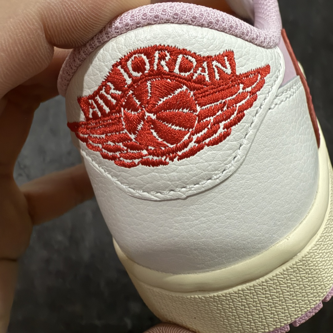 图片[2]-【PK纯原版本】Travis Scott x Air Jordan AJ1 Low OG SP TS联名 白粉倒钩低帮 IQ7604-101 知名大厂出品 纯原第一梯队版本 产品品控稳定性领先行业 各方面均可对飙市面通货版 SZ原厂全套原楦原纸板冲刀磨具开发 原厂皮料加持 原厂港宝加持定型后跟R度完美 同源原厂电绣 鬼脸飞翼针数密度立体效果一致 百分百一致原鞋 原厂拉帮工艺 针距密度一致 后跟弧度收口自然不对折 极致一眼正品既视感 进口玻璃冲刀皮料裁剪零毛边 全鞋电脑针车工艺 品控清洁度最高QC检验标准 免检产品 原厂订购鞋盒、鞋标、防尘纸、鞋撑、鞋带 追求极致的原厂味道 尺码：36-47.5-选品中心
