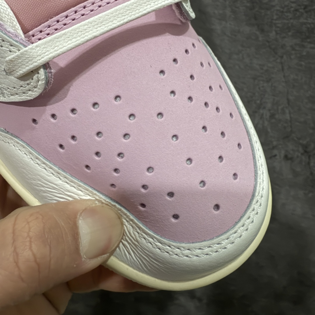 图片[5]-【PK纯原版本】Travis Scott x Air Jordan AJ1 Low OG SP TS联名 白粉倒钩低帮 IQ7604-101 知名大厂出品 纯原第一梯队版本 产品品控稳定性领先行业 各方面均可对飙市面通货版 SZ原厂全套原楦原纸板冲刀磨具开发 原厂皮料加持 原厂港宝加持定型后跟R度完美 同源原厂电绣 鬼脸飞翼针数密度立体效果一致 百分百一致原鞋 原厂拉帮工艺 针距密度一致 后跟弧度收口自然不对折 极致一眼正品既视感 进口玻璃冲刀皮料裁剪零毛边 全鞋电脑针车工艺 品控清洁度最高QC检验标准 免检产品 原厂订购鞋盒、鞋标、防尘纸、鞋撑、鞋带 追求极致的原厂味道 尺码：36-47.5-选品中心