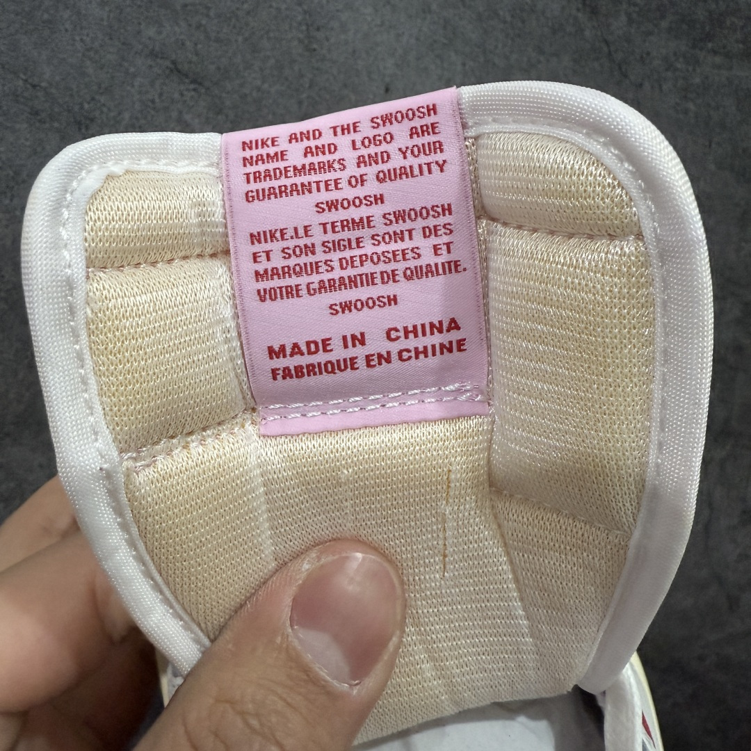 图片[7]-【PK纯原版本】Travis Scott x Air Jordan AJ1 Low OG SP TS联名 白粉倒钩低帮 IQ7604-101 知名大厂出品 纯原第一梯队版本 产品品控稳定性领先行业 各方面均可对飙市面通货版 SZ原厂全套原楦原纸板冲刀磨具开发 原厂皮料加持 原厂港宝加持定型后跟R度完美 同源原厂电绣 鬼脸飞翼针数密度立体效果一致 百分百一致原鞋 原厂拉帮工艺 针距密度一致 后跟弧度收口自然不对折 极致一眼正品既视感 进口玻璃冲刀皮料裁剪零毛边 全鞋电脑针车工艺 品控清洁度最高QC检验标准 免检产品 原厂订购鞋盒、鞋标、防尘纸、鞋撑、鞋带 追求极致的原厂味道 尺码：36-47.5-选品中心