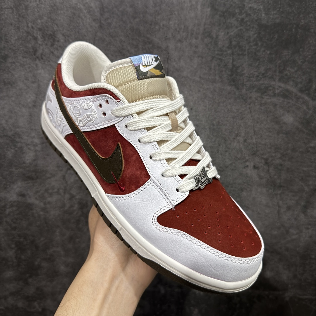 图片[3]-【公司级】Nike SB Dunk Low 马年限定 高端定制 低帮休闲滑板鞋  定制鞋盒 大厂纯原品质出货 超高清洁度 皮料切割干净无任何毛边 细节完美 货号：IQ1118-220  尺码：36 36.5 37.5 38 38.5 39 40 40.5 41 42 42.5 43 44 44.5 45 46-选品中心