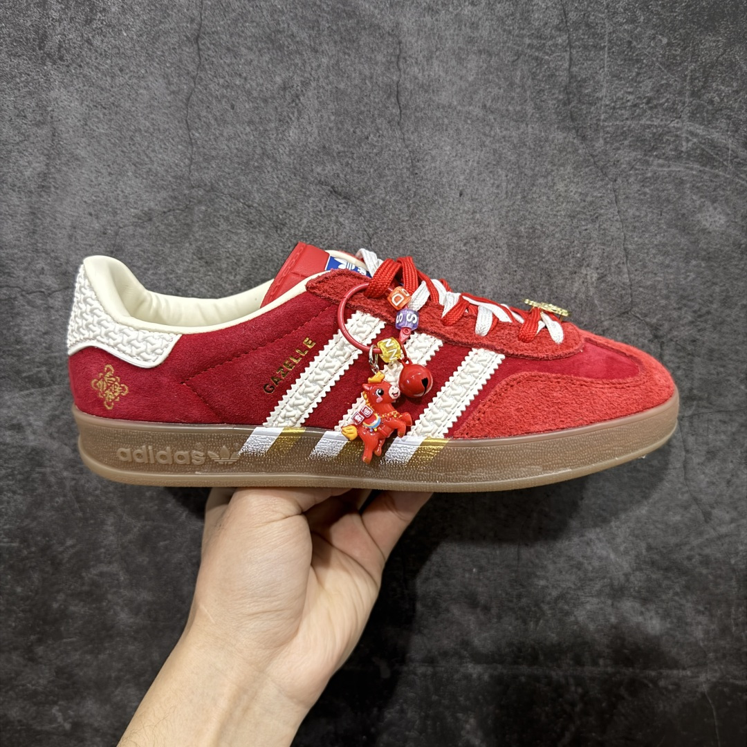 【定制版】马年限定德训🧨AD Gazelle Indoor Trainers 红白 羚羊内训系列低帮复古百搭休闲运动德训风板鞋 IF1808 90年代经典的复刻版！自60年代以足球训练鞋面世以来,Gazelle就以其经典设计席卷全球。1991年版本的复刻,再造经典Gazelle。采用皮革打造,搭配浊色细节,让这款经典更加简约。 尺码：35.5 36 36⅔ 37⅓ 38 38⅔ 39⅓ 40 40⅔ 41⅓ 42 42⅔ 43⅓ 44 45-选品中心