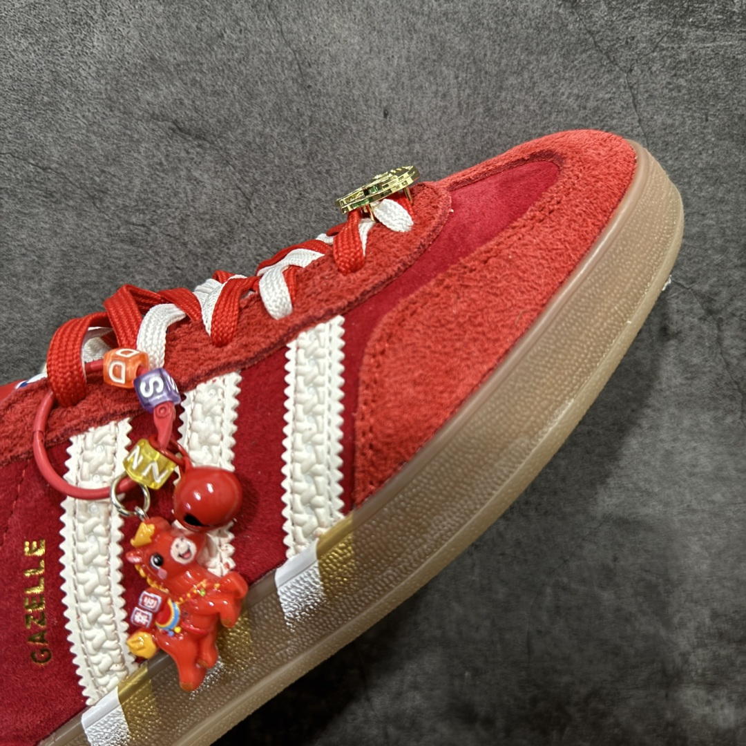 图片[6]-【定制版】马年限定德训🧨AD Gazelle Indoor Trainers 红白 羚羊内训系列低帮复古百搭休闲运动德训风板鞋 IF1808 90年代经典的复刻版！自60年代以足球训练鞋面世以来,Gazelle就以其经典设计席卷全球。1991年版本的复刻,再造经典Gazelle。采用皮革打造,搭配浊色细节,让这款经典更加简约。 尺码：35.5 36 36⅔ 37⅓ 38 38⅔ 39⅓ 40 40⅔ 41⅓ 42 42⅔ 43⅓ 44 45-选品中心