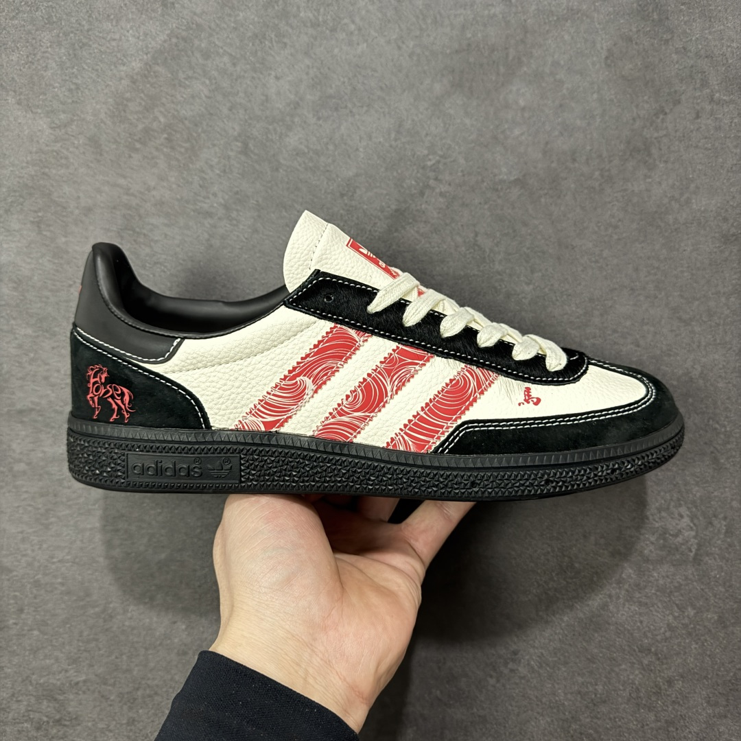 【定制版】Adidas Handball Spezial 马年限定 麂皮阿迪经典复古休闲板鞋 #原厂原档案开发出品 皮料切割干净无任何毛边 鞋型细节完美 超高清洁度 货号：JJ2619 尺码：36 36.5 37 38 38.5 39 40 40.5 41 42 42.5 43 44 45-选品中心