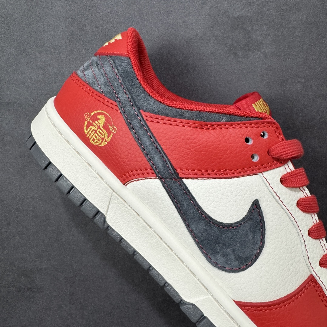 图片[6]-【定制版】马年限定新款Nike SB Dunk Low“马年联名限定-红金”鞋身侧面印有金色福字与骏马结合的国风印章，搭配鞋头的迷你金色 Swoosh，米白荔枝纹皮革为基底，搭配正红鞋身、亮黑 Swoosh 与鞋尾，鞋身皮革细腻耐磨，细节处尽显限定款的高级质感。 货号：HG0026-015 尺码：36 36.5 37.5 38 38.5 39 40 40.5 41 42 42.5 43 44 44.5 45-选品中心
