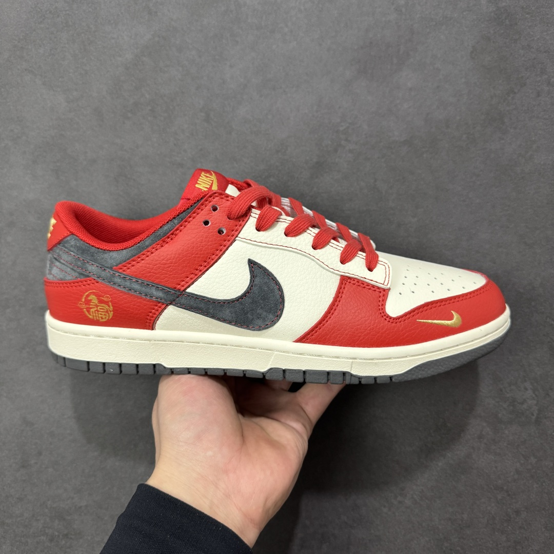 【定制版】马年限定新款Nike SB Dunk Low“马年联名限定-红金”鞋身侧面印有金色福字与骏马结合的国风印章，搭配鞋头的迷你金色 Swoosh，米白荔枝纹皮革为基底，搭配正红鞋身、亮黑 Swoosh 与鞋尾，鞋身皮革细腻耐磨，细节处尽显限定款的高级质感。 货号：HG0026-015 尺码：36 36.5 37.5 38 38.5 39 40 40.5 41 42 42.5 43 44 44.5 45-选品中心