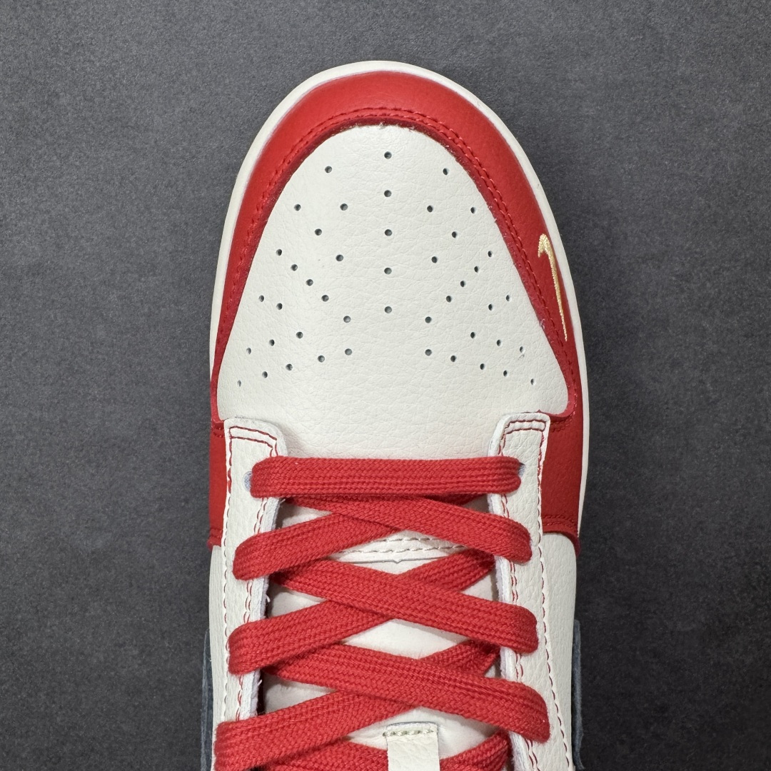 图片[8]-【定制版】马年限定新款Nike SB Dunk Low“马年联名限定-红金”鞋身侧面印有金色福字与骏马结合的国风印章，搭配鞋头的迷你金色 Swoosh，米白荔枝纹皮革为基底，搭配正红鞋身、亮黑 Swoosh 与鞋尾，鞋身皮革细腻耐磨，细节处尽显限定款的高级质感。 货号：HG0026-015 尺码：36 36.5 37.5 38 38.5 39 40 40.5 41 42 42.5 43 44 44.5 45-选品中心