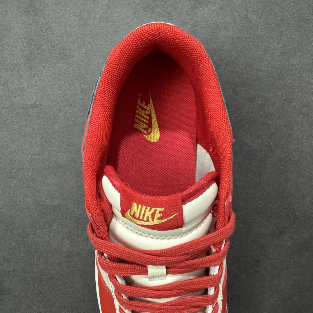 图片[7]-【定制版】马年限定新款Nike SB Dunk Low“马年联名限定-红金”鞋身侧面印有金色福字与骏马结合的国风印章，搭配鞋头的迷你金色 Swoosh，米白荔枝纹皮革为基底，搭配正红鞋身、亮黑 Swoosh 与鞋尾，鞋身皮革细腻耐磨，细节处尽显限定款的高级质感。 货号：HG0026-015 尺码：36 36.5 37.5 38 38.5 39 40 40.5 41 42 42.5 43 44 44.5 45-选品中心