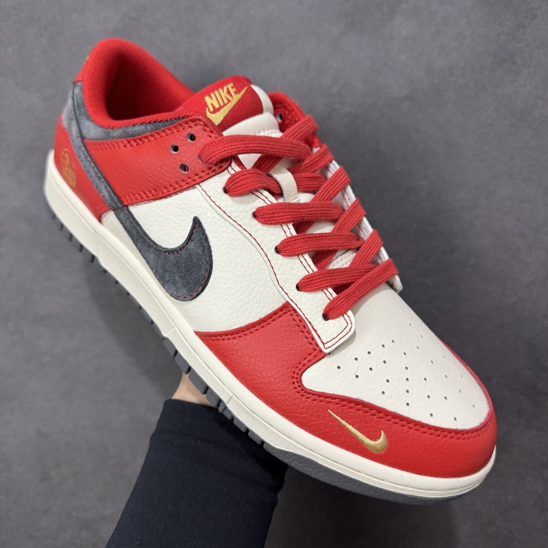 图片[3]-【定制版】马年限定新款Nike SB Dunk Low“马年联名限定-红金”鞋身侧面印有金色福字与骏马结合的国风印章，搭配鞋头的迷你金色 Swoosh，米白荔枝纹皮革为基底，搭配正红鞋身、亮黑 Swoosh 与鞋尾，鞋身皮革细腻耐磨，细节处尽显限定款的高级质感。 货号：HG0026-015 尺码：36 36.5 37.5 38 38.5 39 40 40.5 41 42 42.5 43 44 44.5 45-选品中心