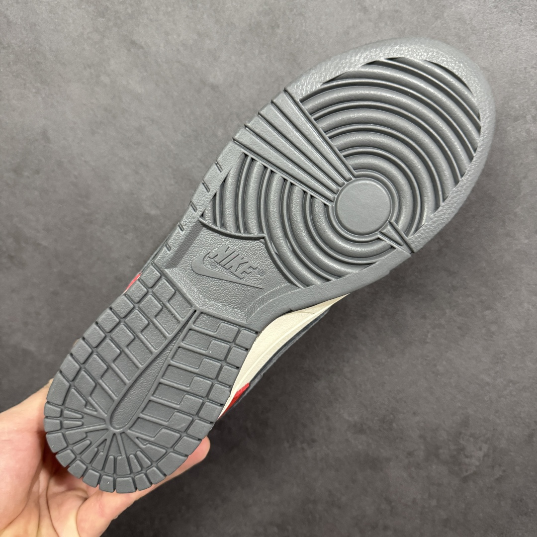 图片[9]-【定制版】马年限定新款Nike SB Dunk Low“马年联名限定-红金”鞋身侧面印有金色福字与骏马结合的国风印章，搭配鞋头的迷你金色 Swoosh，米白荔枝纹皮革为基底，搭配正红鞋身、亮黑 Swoosh 与鞋尾，鞋身皮革细腻耐磨，细节处尽显限定款的高级质感。 货号：HG0026-015 尺码：36 36.5 37.5 38 38.5 39 40 40.5 41 42 42.5 43 44 44.5 45-选品中心