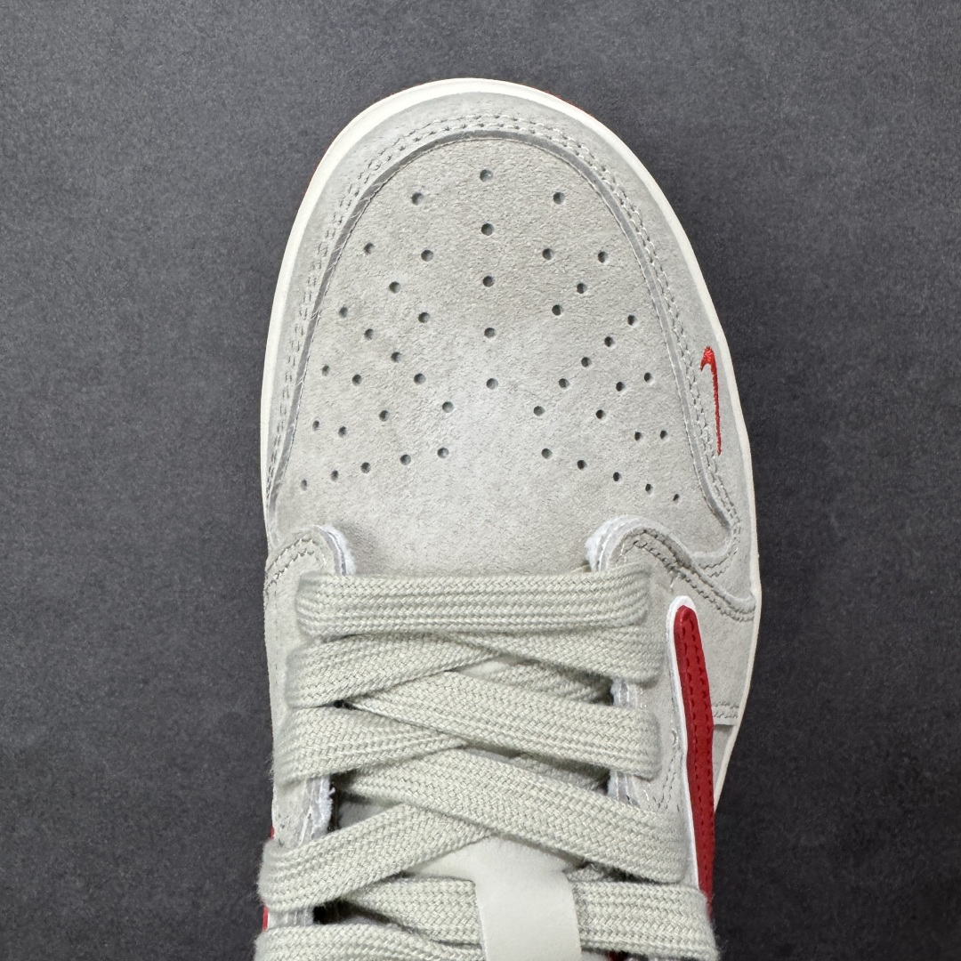 图片[8]-【定制版】马年限定新款Travis Scott x Fragment Design x Jordan Air Jordan 1 Low OG SP “马年Supreme联名限定-猪八红” 多方联名合作融合了Travi翻毛蓝勾s Scott 独特的音乐风格，藤原浩个性的设计风格以及Jordan品牌的经典元素 使其成为一双具有独特身份和价值的鞋子 清新而立体的外观加上联名标识更突出了其独特身份 这种配色方案显示出活力和时尚感 在视觉上引人注目 鞋身的质感和细腻的细节处理使其显得高端而格调十足 这款“倒钩”联名是设计与创意完美结合 融合多方的个性风格是一款备受瞩目的潮流鞋款 低帮休闲板鞋 定制鞋盒 大厂纯原品质出货 超高清洁度 皮料切割干净无任何毛边 细节完美 货号：HG0026-017 尺码：36 36.5 37.5 38 38.5 39 40 40.5 41 42 42.5 43 44 44.5 45-选品中心