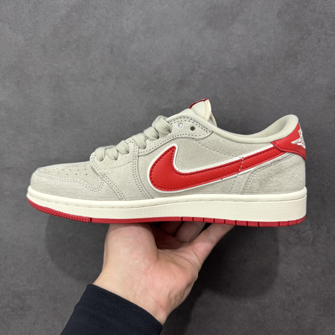 图片[2]-【定制版】马年限定新款Travis Scott x Fragment Design x Jordan Air Jordan 1 Low OG SP “马年Supreme联名限定-猪八红” 多方联名合作融合了Travi翻毛蓝勾s Scott 独特的音乐风格，藤原浩个性的设计风格以及Jordan品牌的经典元素 使其成为一双具有独特身份和价值的鞋子 清新而立体的外观加上联名标识更突出了其独特身份 这种配色方案显示出活力和时尚感 在视觉上引人注目 鞋身的质感和细腻的细节处理使其显得高端而格调十足 这款“倒钩”联名是设计与创意完美结合 融合多方的个性风格是一款备受瞩目的潮流鞋款 低帮休闲板鞋 定制鞋盒 大厂纯原品质出货 超高清洁度 皮料切割干净无任何毛边 细节完美 货号：HG0026-017 尺码：36 36.5 37.5 38 38.5 39 40 40.5 41 42 42.5 43 44 44.5 45-选品中心
