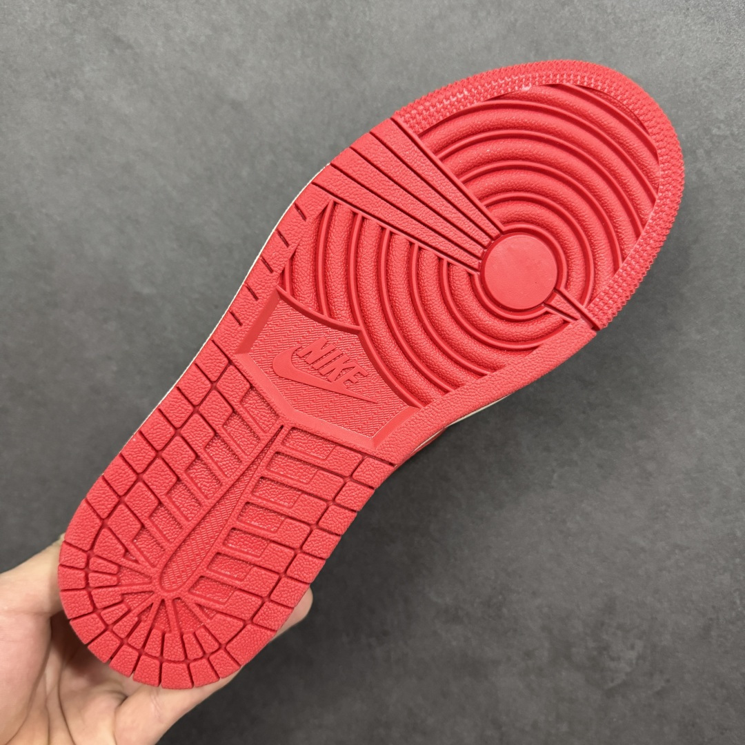 图片[9]-【定制版】马年限定新款Travis Scott x Fragment Design x Jordan Air Jordan 1 Low OG SP “马年Supreme联名限定-猪八红” 多方联名合作融合了Travi翻毛蓝勾s Scott 独特的音乐风格，藤原浩个性的设计风格以及Jordan品牌的经典元素 使其成为一双具有独特身份和价值的鞋子 清新而立体的外观加上联名标识更突出了其独特身份 这种配色方案显示出活力和时尚感 在视觉上引人注目 鞋身的质感和细腻的细节处理使其显得高端而格调十足 这款“倒钩”联名是设计与创意完美结合 融合多方的个性风格是一款备受瞩目的潮流鞋款 低帮休闲板鞋 定制鞋盒 大厂纯原品质出货 超高清洁度 皮料切割干净无任何毛边 细节完美 货号：HG0026-017 尺码：36 36.5 37.5 38 38.5 39 40 40.5 41 42 42.5 43 44 44.5 45-选品中心