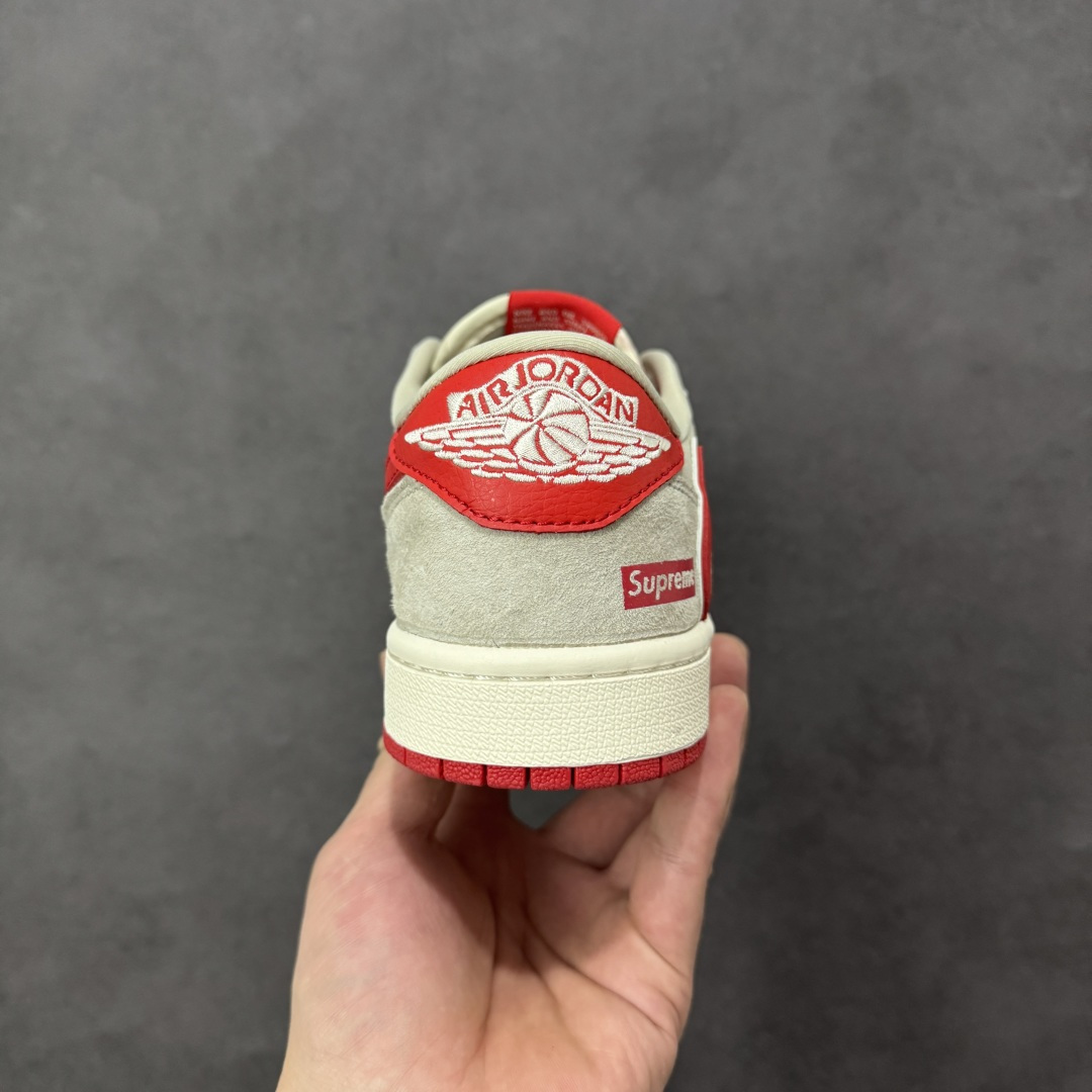 图片[4]-【定制版】马年限定新款Travis Scott x Fragment Design x Jordan Air Jordan 1 Low OG SP “马年Supreme联名限定-猪八红” 多方联名合作融合了Travi翻毛蓝勾s Scott 独特的音乐风格，藤原浩个性的设计风格以及Jordan品牌的经典元素 使其成为一双具有独特身份和价值的鞋子 清新而立体的外观加上联名标识更突出了其独特身份 这种配色方案显示出活力和时尚感 在视觉上引人注目 鞋身的质感和细腻的细节处理使其显得高端而格调十足 这款“倒钩”联名是设计与创意完美结合 融合多方的个性风格是一款备受瞩目的潮流鞋款 低帮休闲板鞋 定制鞋盒 大厂纯原品质出货 超高清洁度 皮料切割干净无任何毛边 细节完美 货号：HG0026-017 尺码：36 36.5 37.5 38 38.5 39 40 40.5 41 42 42.5 43 44 44.5 45-选品中心