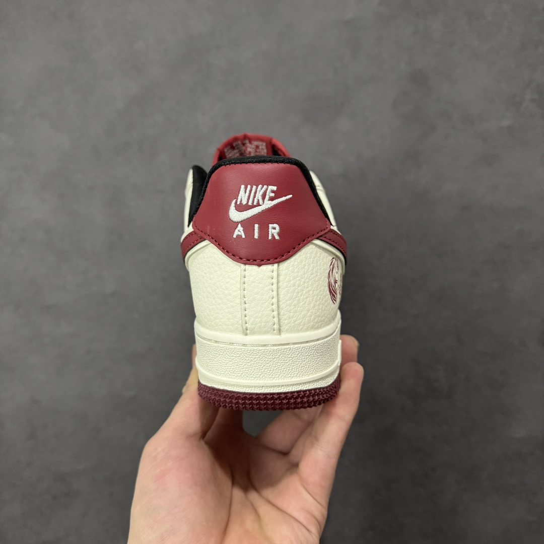 图片[4]-【定制版】马到成功 气场拉满 AIR FORCE 1 马年限定款，米白皮革搭配酒红撞色，Swoosh Logo烫金“马到成功”字样，鞋身祥云纹路与奔马刺绣呼应生肖主题。经典Air气垫加持脚感，金色挂饰细节精致，新年出街自带吸睛buff，复古质感与祥瑞寓意兼具，是年度氛围感穿搭利器。 货号：DN1688-823 尺码：36 36.5 37.5 38 38.5 39 40 40.5 41 42 42.5 43 44 44.5 45-选品中心
