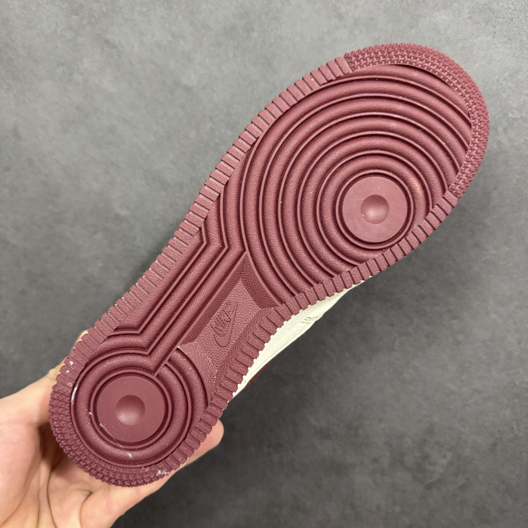 图片[9]-【定制版】马到成功 气场拉满 AIR FORCE 1 马年限定款，米白皮革搭配酒红撞色，Swoosh Logo烫金“马到成功”字样，鞋身祥云纹路与奔马刺绣呼应生肖主题。经典Air气垫加持脚感，金色挂饰细节精致，新年出街自带吸睛buff，复古质感与祥瑞寓意兼具，是年度氛围感穿搭利器。 货号：DN1688-823 尺码：36 36.5 37.5 38 38.5 39 40 40.5 41 42 42.5 43 44 44.5 45-选品中心