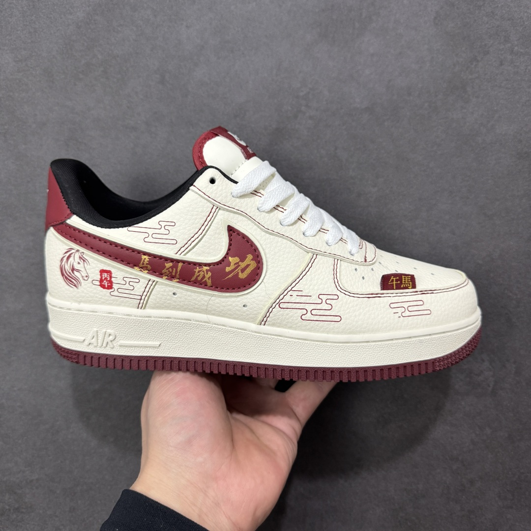 【定制版】马到成功 气场拉满 AIR FORCE 1 马年限定款，米白皮革搭配酒红撞色，Swoosh Logo烫金“马到成功”字样，鞋身祥云纹路与奔马刺绣呼应生肖主题。经典Air气垫加持脚感，金色挂饰细节精致，新年出街自带吸睛buff，复古质感与祥瑞寓意兼具，是年度氛围感穿搭利器。 货号：DN1688-823 尺码：36 36.5 37.5 38 38.5 39 40 40.5 41 42 42.5 43 44 44.5 45-选品中心