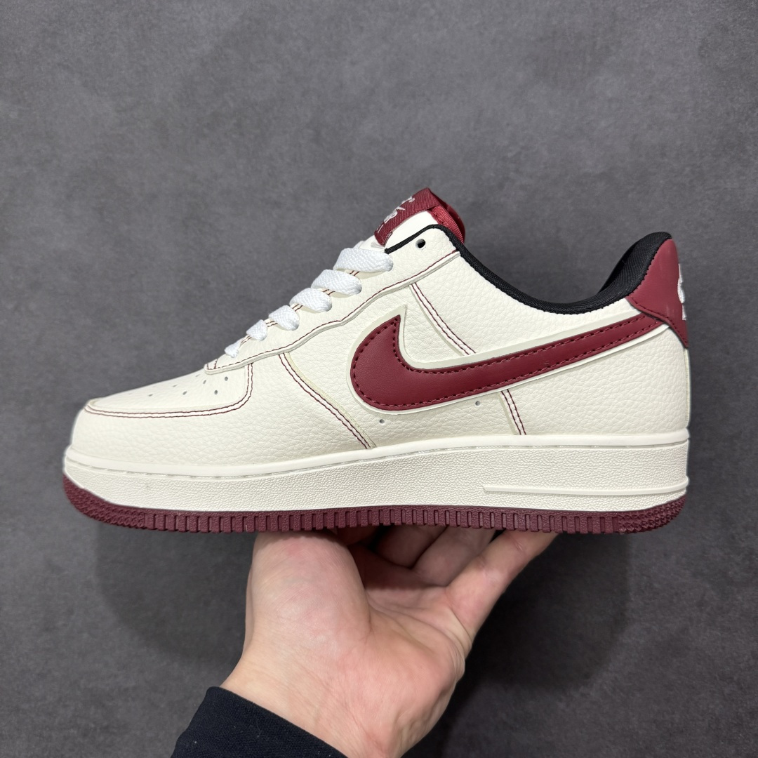 图片[2]-【定制版】马到成功 气场拉满 AIR FORCE 1 马年限定款，米白皮革搭配酒红撞色，Swoosh Logo烫金“马到成功”字样，鞋身祥云纹路与奔马刺绣呼应生肖主题。经典Air气垫加持脚感，金色挂饰细节精致，新年出街自带吸睛buff，复古质感与祥瑞寓意兼具，是年度氛围感穿搭利器。 货号：DN1688-823 尺码：36 36.5 37.5 38 38.5 39 40 40.5 41 42 42.5 43 44 44.5 45-选品中心