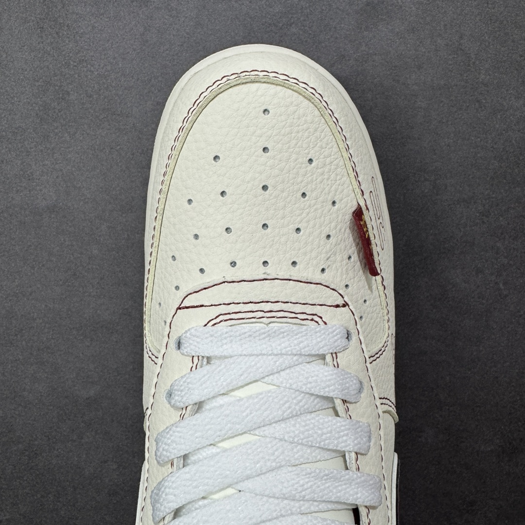 图片[8]-【定制版】马到成功 气场拉满 AIR FORCE 1 马年限定款，米白皮革搭配酒红撞色，Swoosh Logo烫金“马到成功”字样，鞋身祥云纹路与奔马刺绣呼应生肖主题。经典Air气垫加持脚感，金色挂饰细节精致，新年出街自带吸睛buff，复古质感与祥瑞寓意兼具，是年度氛围感穿搭利器。 货号：DN1688-823 尺码：36 36.5 37.5 38 38.5 39 40 40.5 41 42 42.5 43 44 44.5 45-选品中心