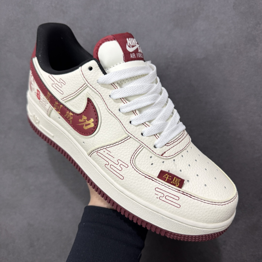 图片[3]-【定制版】马到成功 气场拉满 AIR FORCE 1 马年限定款，米白皮革搭配酒红撞色，Swoosh Logo烫金“马到成功”字样，鞋身祥云纹路与奔马刺绣呼应生肖主题。经典Air气垫加持脚感，金色挂饰细节精致，新年出街自带吸睛buff，复古质感与祥瑞寓意兼具，是年度氛围感穿搭利器。 货号：DN1688-823 尺码：36 36.5 37.5 38 38.5 39 40 40.5 41 42 42.5 43 44 44.5 45-选品中心