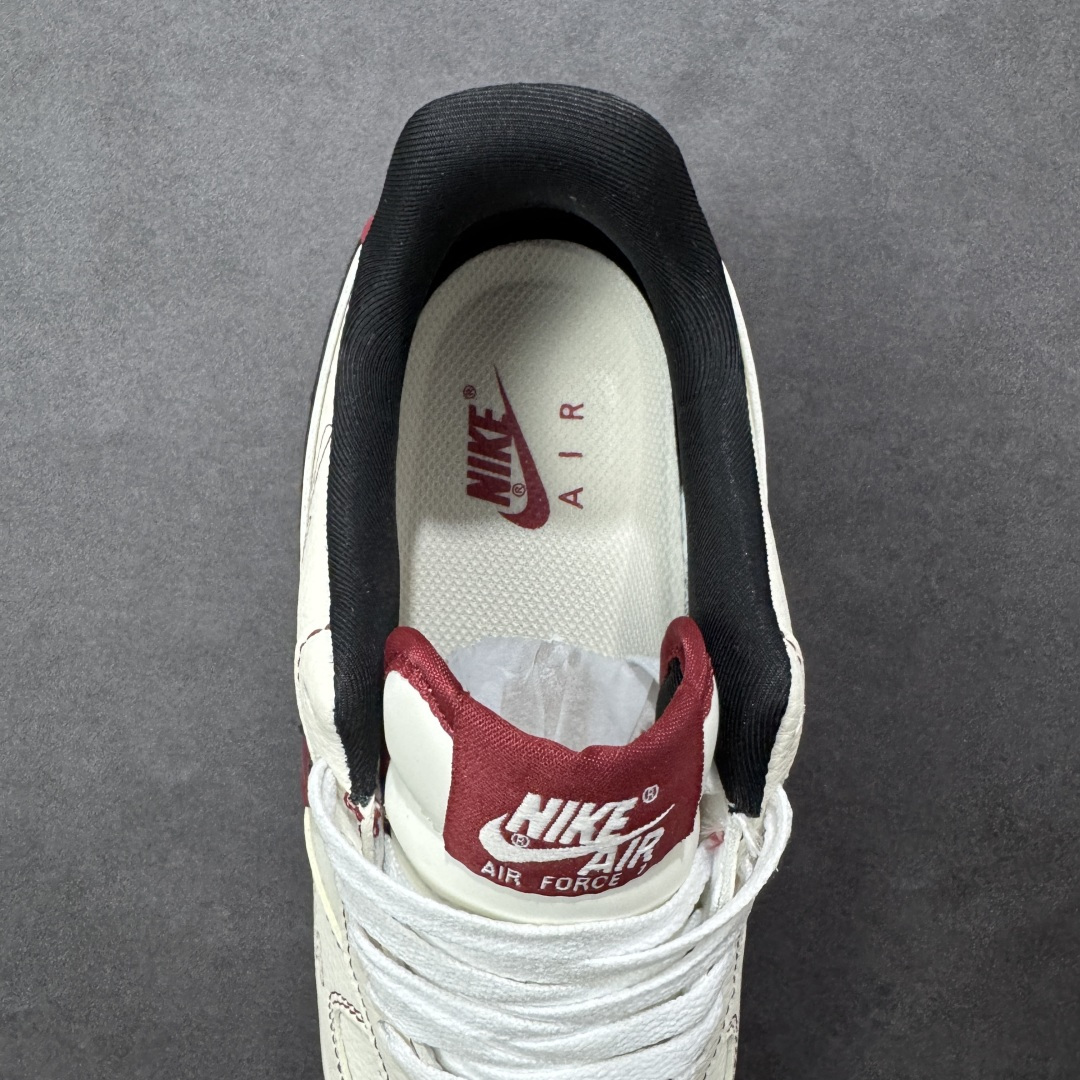 图片[7]-【定制版】马到成功 气场拉满 AIR FORCE 1 马年限定款，米白皮革搭配酒红撞色，Swoosh Logo烫金“马到成功”字样，鞋身祥云纹路与奔马刺绣呼应生肖主题。经典Air气垫加持脚感，金色挂饰细节精致，新年出街自带吸睛buff，复古质感与祥瑞寓意兼具，是年度氛围感穿搭利器。 货号：DN1688-823 尺码：36 36.5 37.5 38 38.5 39 40 40.5 41 42 42.5 43 44 44.5 45-选品中心
