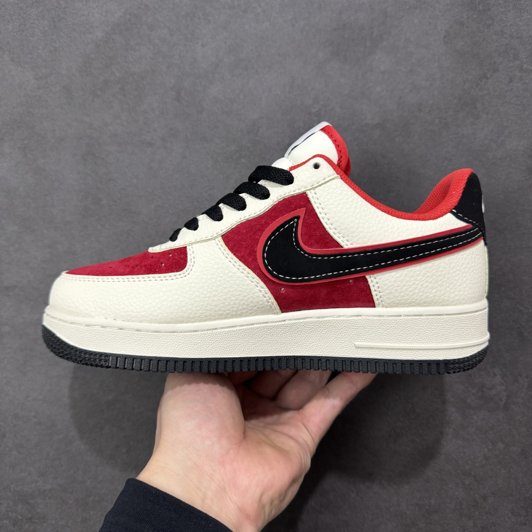 图片[2]-【定制版】红运开年 复古潮鞋AIR FORCE 1 马年限定款，米白基底拼接红黑撞色，Swoosh Logo融入暗纹提花，鞋身“2026”马纹标识与小马刺绣点明主题。附赠金色小马挂饰增添仪式感，Air气垫保障日常舒适，新年穿搭适配卫衣、牛仔等多种风格，是兼具潮流属性与文化寓意的限定单品。 货号：DN1688-822 尺码：36 36.5 37.5 38 38.5 39 40 40.5 41 42 42.5 43 44 44.5 45-选品中心
