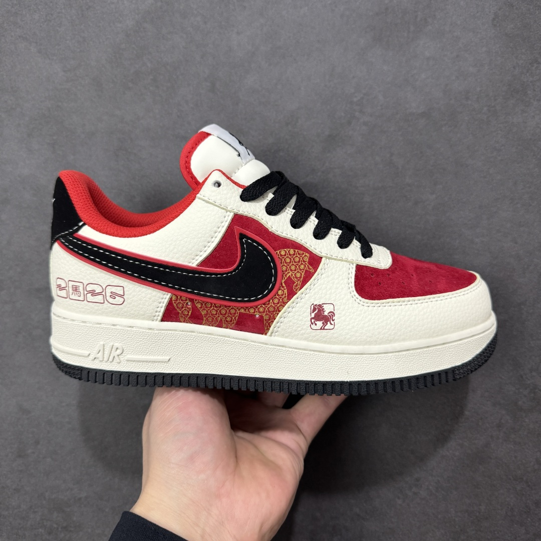 【定制版】红运开年 复古潮鞋AIR FORCE 1 马年限定款，米白基底拼接红黑撞色，Swoosh Logo融入暗纹提花，鞋身“2026”马纹标识与小马刺绣点明主题。附赠金色小马挂饰增添仪式感，Air气垫保障日常舒适，新年穿搭适配卫衣、牛仔等多种风格，是兼具潮流属性与文化寓意的限定单品。 货号：DN1688-822 尺码：36 36.5 37.5 38 38.5 39 40 40.5 41 42 42.5 43 44 44.5 45-选品中心