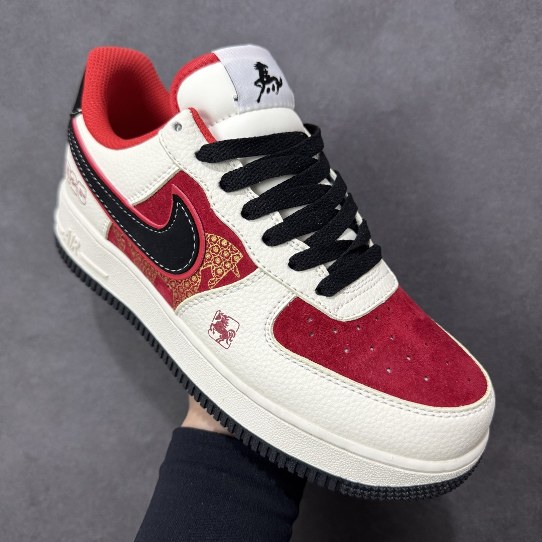 图片[3]-【定制版】红运开年 复古潮鞋AIR FORCE 1 马年限定款，米白基底拼接红黑撞色，Swoosh Logo融入暗纹提花，鞋身“2026”马纹标识与小马刺绣点明主题。附赠金色小马挂饰增添仪式感，Air气垫保障日常舒适，新年穿搭适配卫衣、牛仔等多种风格，是兼具潮流属性与文化寓意的限定单品。 货号：DN1688-822 尺码：36 36.5 37.5 38 38.5 39 40 40.5 41 42 42.5 43 44 44.5 45-选品中心