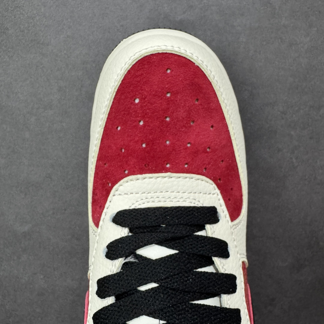 图片[8]-【定制版】红运开年 复古潮鞋AIR FORCE 1 马年限定款，米白基底拼接红黑撞色，Swoosh Logo融入暗纹提花，鞋身“2026”马纹标识与小马刺绣点明主题。附赠金色小马挂饰增添仪式感，Air气垫保障日常舒适，新年穿搭适配卫衣、牛仔等多种风格，是兼具潮流属性与文化寓意的限定单品。 货号：DN1688-822 尺码：36 36.5 37.5 38 38.5 39 40 40.5 41 42 42.5 43 44 44.5 45-选品中心