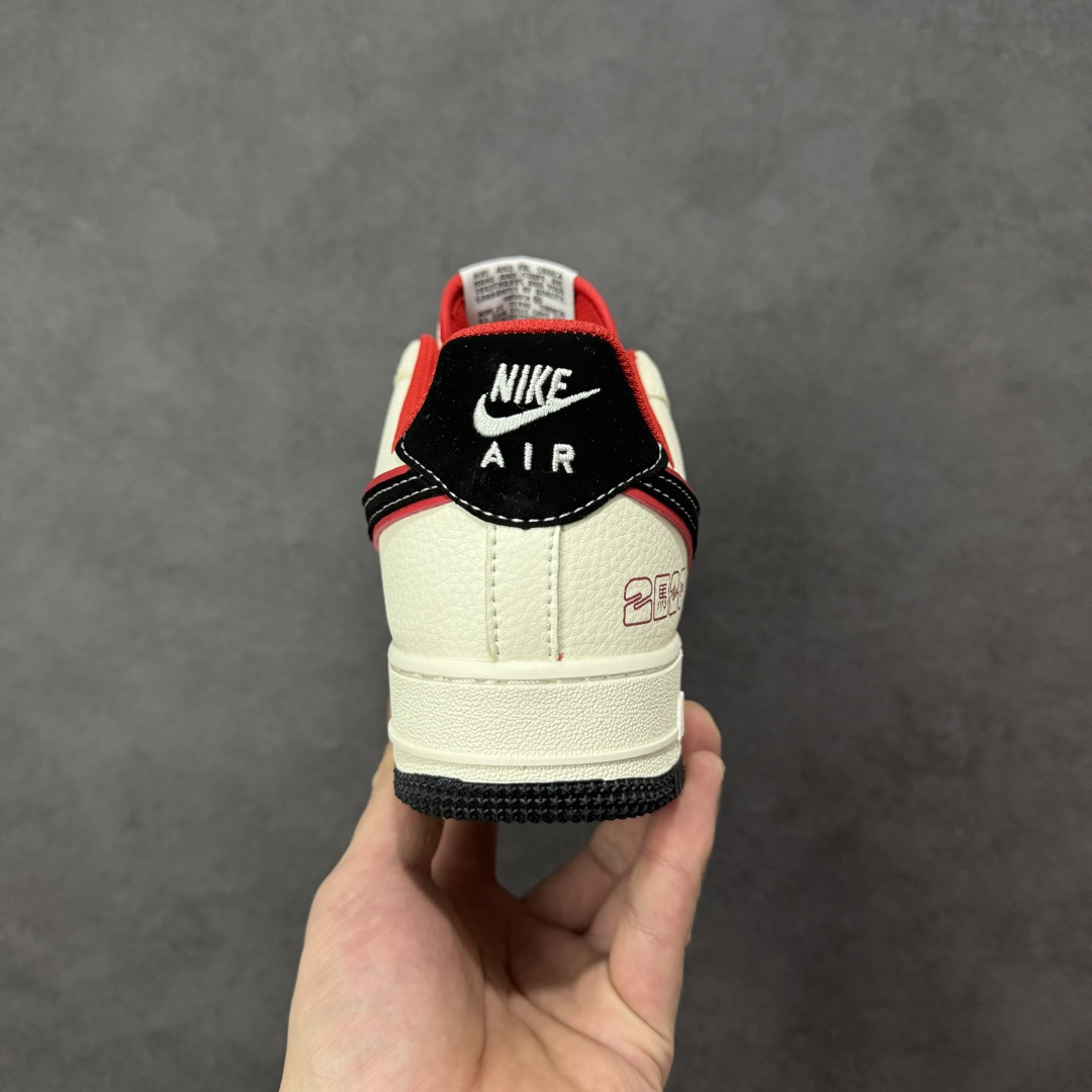 图片[4]-【定制版】红运开年 复古潮鞋AIR FORCE 1 马年限定款，米白基底拼接红黑撞色，Swoosh Logo融入暗纹提花，鞋身“2026”马纹标识与小马刺绣点明主题。附赠金色小马挂饰增添仪式感，Air气垫保障日常舒适，新年穿搭适配卫衣、牛仔等多种风格，是兼具潮流属性与文化寓意的限定单品。 货号：DN1688-822 尺码：36 36.5 37.5 38 38.5 39 40 40.5 41 42 42.5 43 44 44.5 45-选品中心