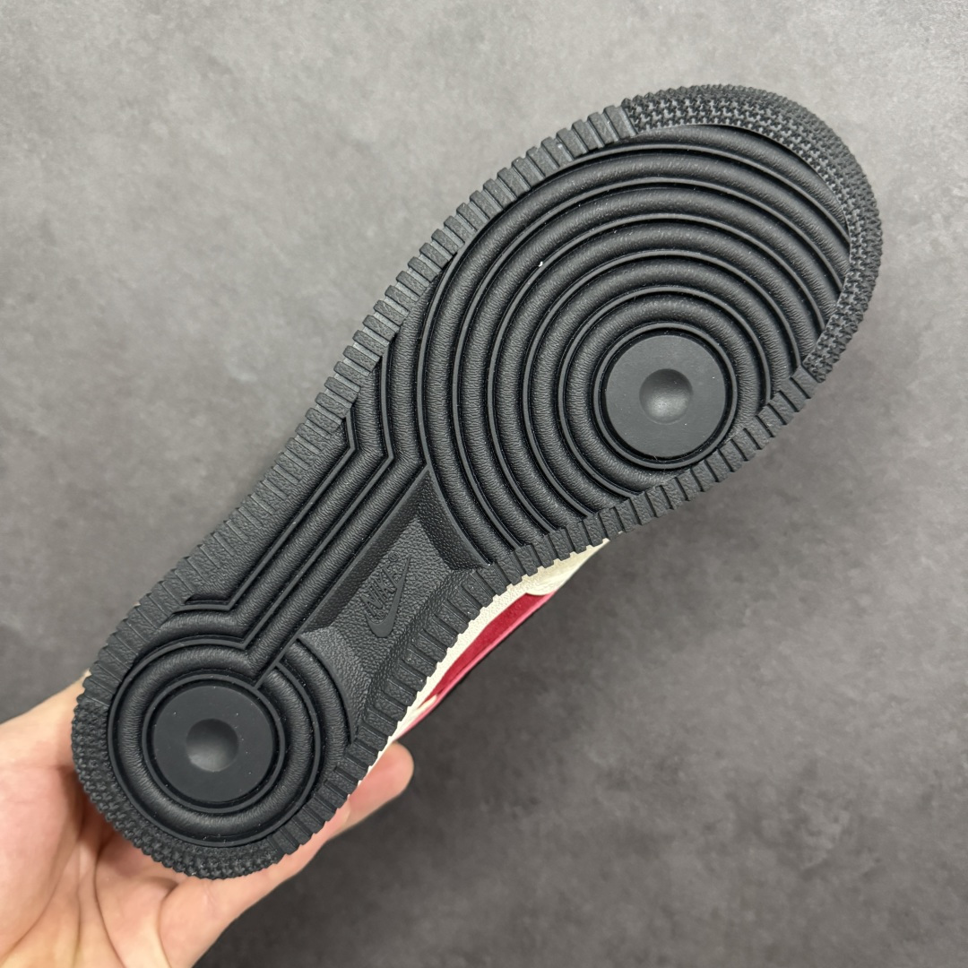 图片[9]-【定制版】红运开年 复古潮鞋AIR FORCE 1 马年限定款，米白基底拼接红黑撞色，Swoosh Logo融入暗纹提花，鞋身“2026”马纹标识与小马刺绣点明主题。附赠金色小马挂饰增添仪式感，Air气垫保障日常舒适，新年穿搭适配卫衣、牛仔等多种风格，是兼具潮流属性与文化寓意的限定单品。 货号：DN1688-822 尺码：36 36.5 37.5 38 38.5 39 40 40.5 41 42 42.5 43 44 44.5 45-选品中心