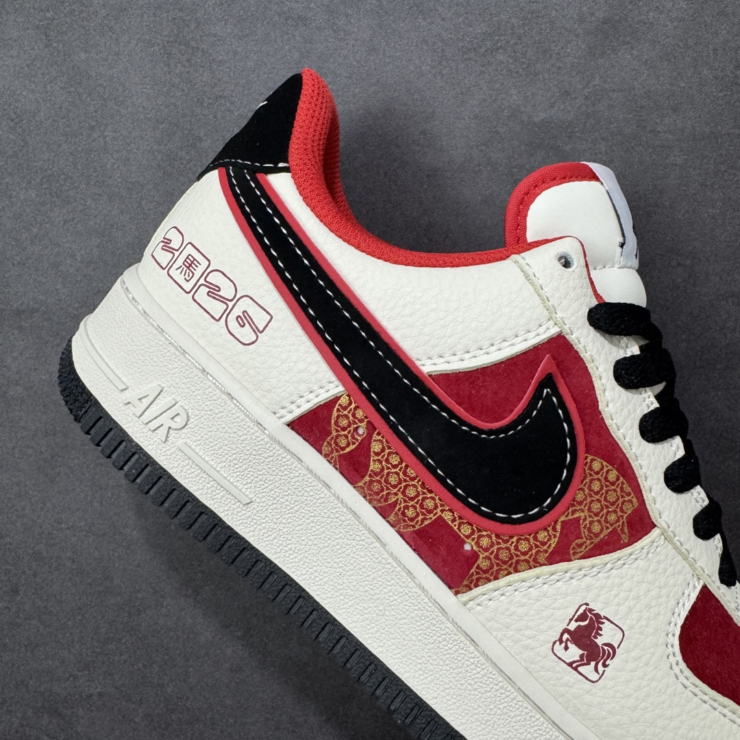 图片[6]-【定制版】红运开年 复古潮鞋AIR FORCE 1 马年限定款，米白基底拼接红黑撞色，Swoosh Logo融入暗纹提花，鞋身“2026”马纹标识与小马刺绣点明主题。附赠金色小马挂饰增添仪式感，Air气垫保障日常舒适，新年穿搭适配卫衣、牛仔等多种风格，是兼具潮流属性与文化寓意的限定单品。 货号：DN1688-822 尺码：36 36.5 37.5 38 38.5 39 40 40.5 41 42 42.5 43 44 44.5 45-选品中心