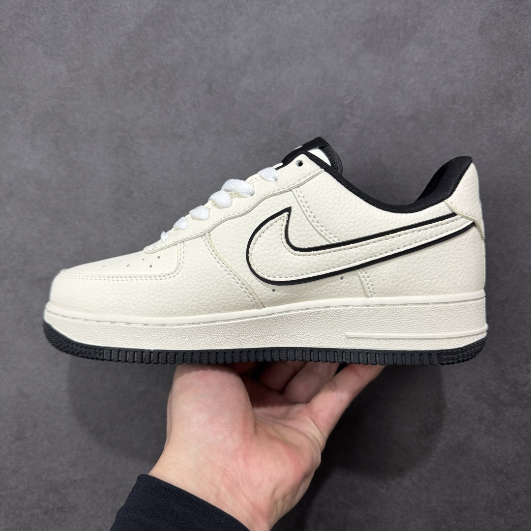 图片[2]-【定制版】极简马年 质感出圈AIR FORCE 1 马年限定款，米白皮革搭配黑色线条勾勒轮廓，Swoosh Logo旁的奔马刺绣与“2026”字样点明生肖主题，金色小马挂饰提升精致感。经典空军鞋型搭载Air气垫，简约配色适配日常通勤、街头出片等场景，是低调又不失仪式感的新年选择。 货号：DN1688-821 尺码：36 36.5 37.5 38 38.5 39 40 40.5 41 42 42.5 43 44 44.5 45-选品中心