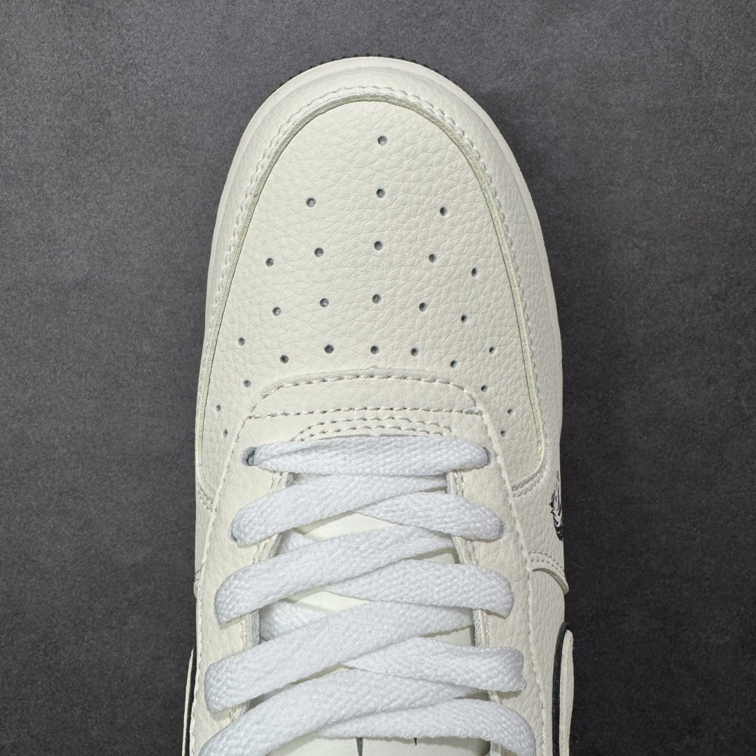 图片[8]-【定制版】极简马年 质感出圈AIR FORCE 1 马年限定款，米白皮革搭配黑色线条勾勒轮廓，Swoosh Logo旁的奔马刺绣与“2026”字样点明生肖主题，金色小马挂饰提升精致感。经典空军鞋型搭载Air气垫，简约配色适配日常通勤、街头出片等场景，是低调又不失仪式感的新年选择。 货号：DN1688-821 尺码：36 36.5 37.5 38 38.5 39 40 40.5 41 42 42.5 43 44 44.5 45-选品中心