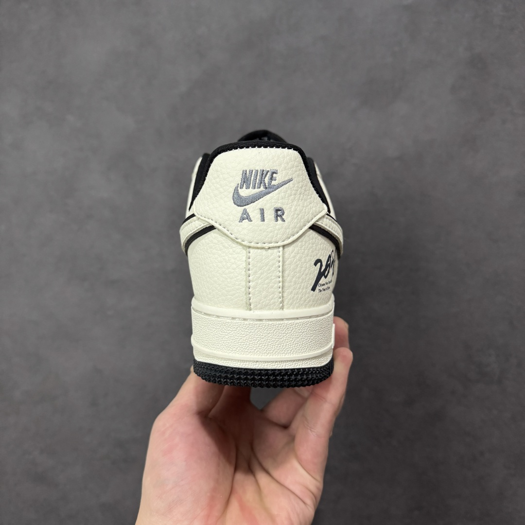 图片[4]-【定制版】极简马年 质感出圈AIR FORCE 1 马年限定款，米白皮革搭配黑色线条勾勒轮廓，Swoosh Logo旁的奔马刺绣与“2026”字样点明生肖主题，金色小马挂饰提升精致感。经典空军鞋型搭载Air气垫，简约配色适配日常通勤、街头出片等场景，是低调又不失仪式感的新年选择。 货号：DN1688-821 尺码：36 36.5 37.5 38 38.5 39 40 40.5 41 42 42.5 43 44 44.5 45-选品中心