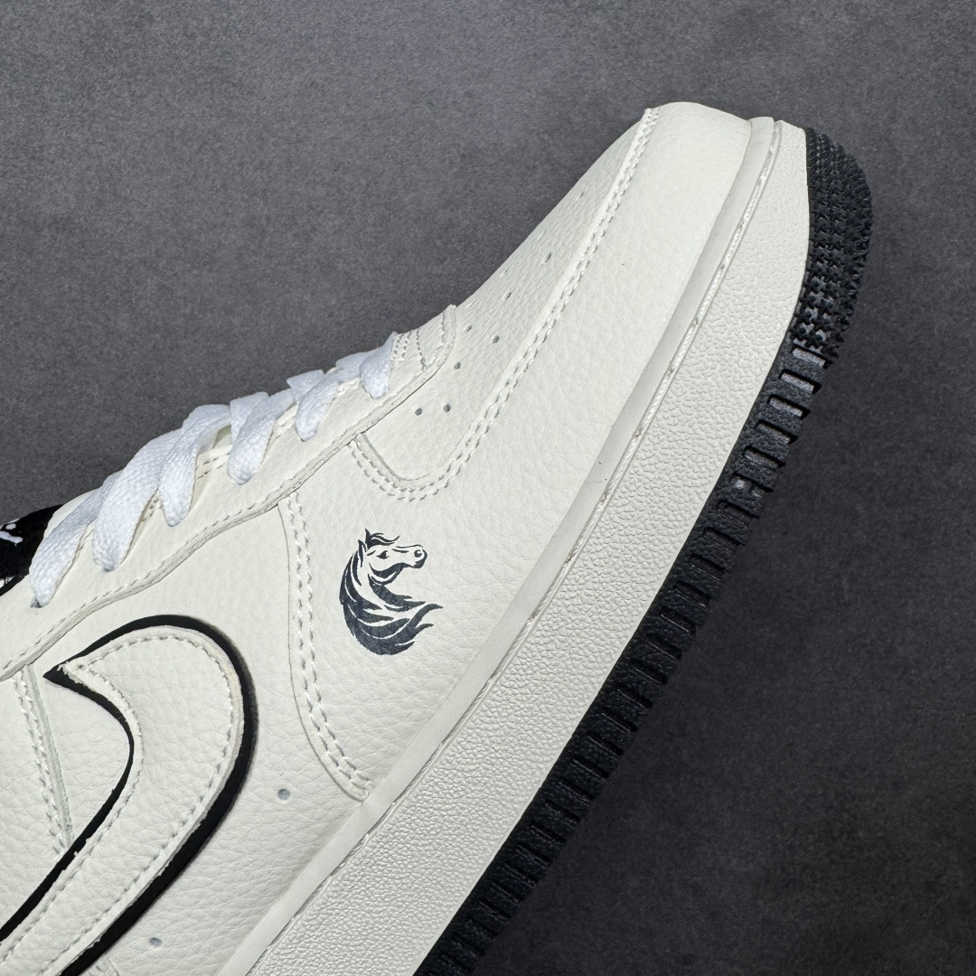 图片[5]-【定制版】极简马年 质感出圈AIR FORCE 1 马年限定款，米白皮革搭配黑色线条勾勒轮廓，Swoosh Logo旁的奔马刺绣与“2026”字样点明生肖主题，金色小马挂饰提升精致感。经典空军鞋型搭载Air气垫，简约配色适配日常通勤、街头出片等场景，是低调又不失仪式感的新年选择。 货号：DN1688-821 尺码：36 36.5 37.5 38 38.5 39 40 40.5 41 42 42.5 43 44 44.5 45-选品中心