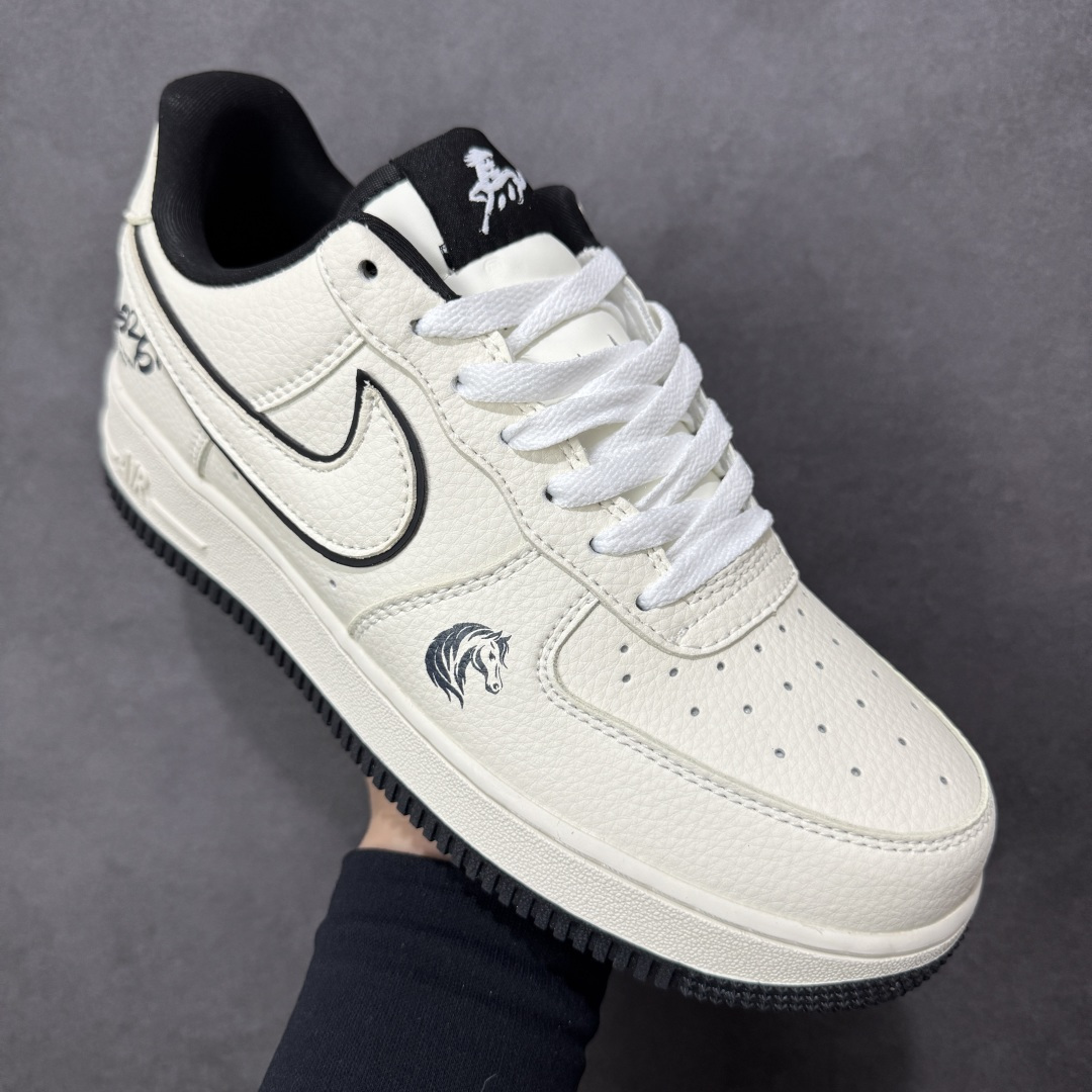 图片[3]-【定制版】极简马年 质感出圈AIR FORCE 1 马年限定款，米白皮革搭配黑色线条勾勒轮廓，Swoosh Logo旁的奔马刺绣与“2026”字样点明生肖主题，金色小马挂饰提升精致感。经典空军鞋型搭载Air气垫，简约配色适配日常通勤、街头出片等场景，是低调又不失仪式感的新年选择。 货号：DN1688-821 尺码：36 36.5 37.5 38 38.5 39 40 40.5 41 42 42.5 43 44 44.5 45-选品中心