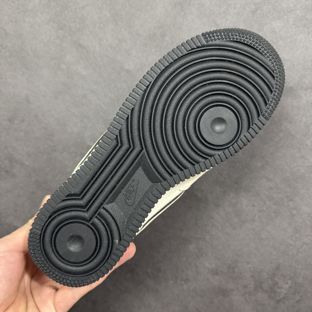 图片[9]-【定制版】极简马年 质感出圈AIR FORCE 1 马年限定款，米白皮革搭配黑色线条勾勒轮廓，Swoosh Logo旁的奔马刺绣与“2026”字样点明生肖主题，金色小马挂饰提升精致感。经典空军鞋型搭载Air气垫，简约配色适配日常通勤、街头出片等场景，是低调又不失仪式感的新年选择。 货号：DN1688-821 尺码：36 36.5 37.5 38 38.5 39 40 40.5 41 42 42.5 43 44 44.5 45-选品中心