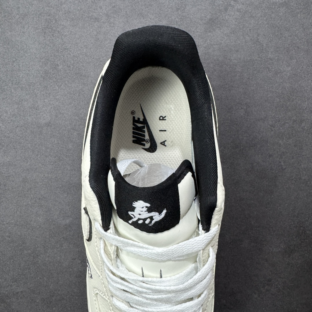 图片[7]-【定制版】极简马年 质感出圈AIR FORCE 1 马年限定款，米白皮革搭配黑色线条勾勒轮廓，Swoosh Logo旁的奔马刺绣与“2026”字样点明生肖主题，金色小马挂饰提升精致感。经典空军鞋型搭载Air气垫，简约配色适配日常通勤、街头出片等场景，是低调又不失仪式感的新年选择。 货号：DN1688-821 尺码：36 36.5 37.5 38 38.5 39 40 40.5 41 42 42.5 43 44 44.5 45-选品中心