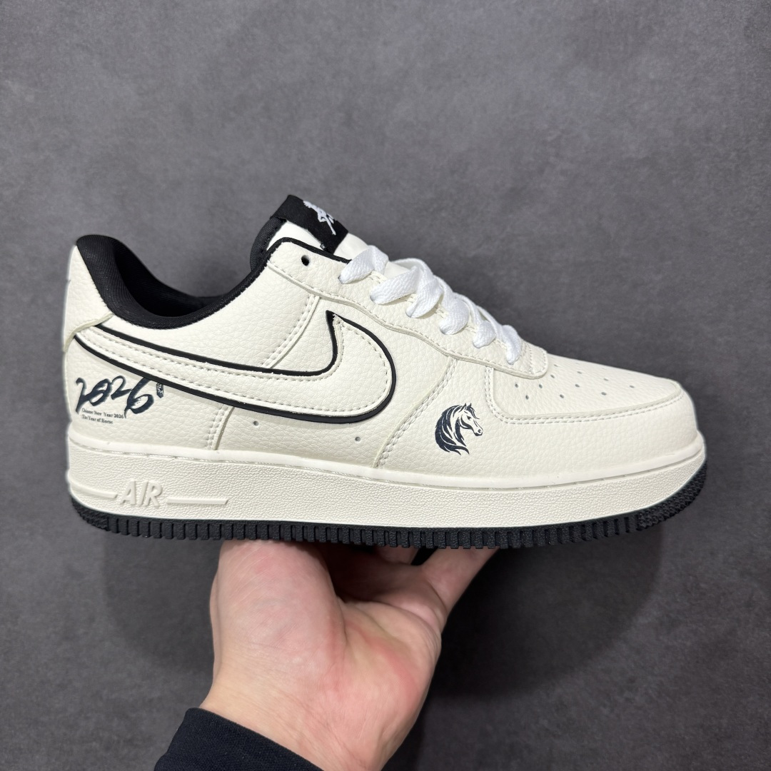 【定制版】极简马年 质感出圈AIR FORCE 1 马年限定款，米白皮革搭配黑色线条勾勒轮廓，Swoosh Logo旁的奔马刺绣与“2026”字样点明生肖主题，金色小马挂饰提升精致感。经典空军鞋型搭载Air气垫，简约配色适配日常通勤、街头出片等场景，是低调又不失仪式感的新年选择。 货号：DN1688-821 尺码：36 36.5 37.5 38 38.5 39 40 40.5 41 42 42.5 43 44 44.5 45-选品中心