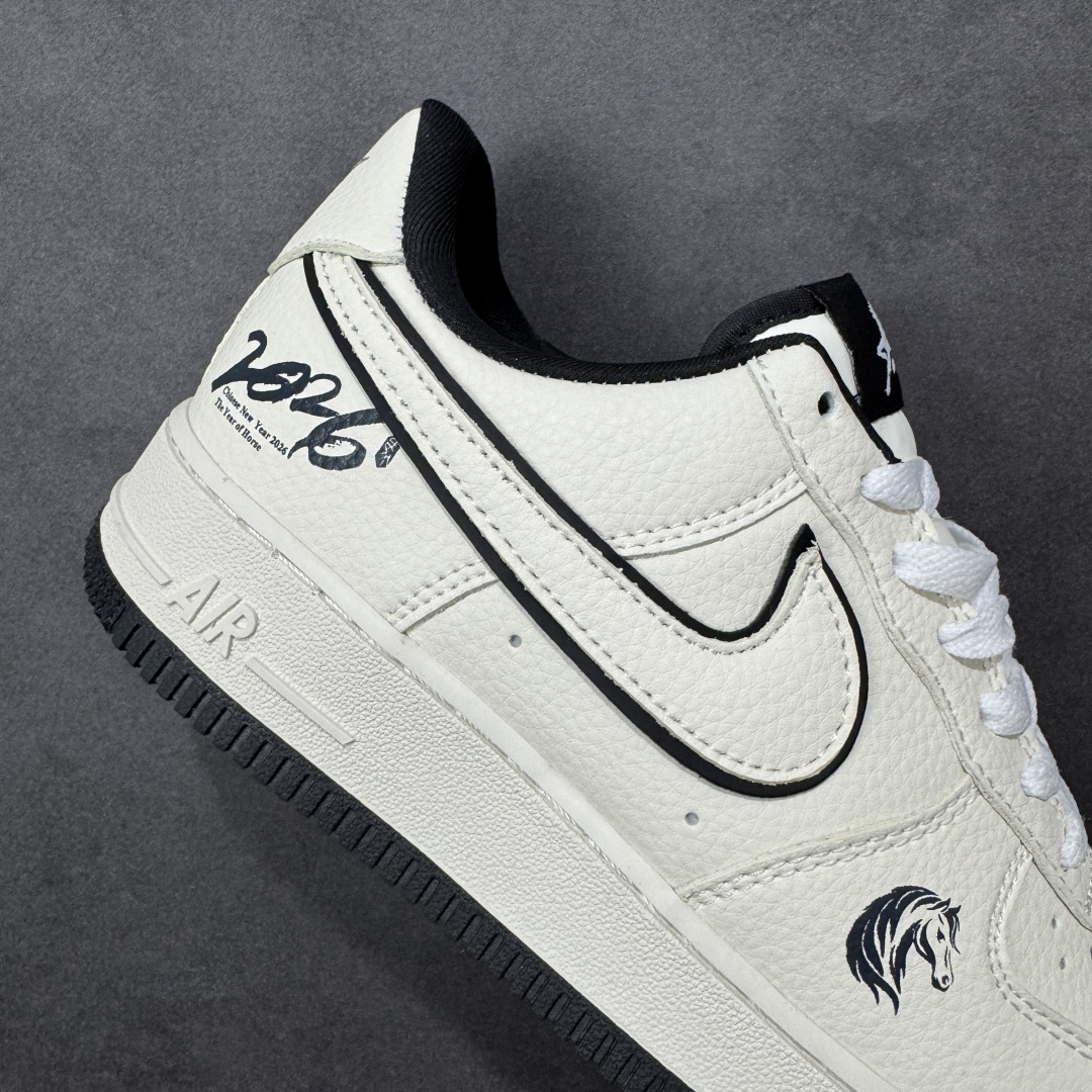 图片[6]-【定制版】极简马年 质感出圈AIR FORCE 1 马年限定款，米白皮革搭配黑色线条勾勒轮廓，Swoosh Logo旁的奔马刺绣与“2026”字样点明生肖主题，金色小马挂饰提升精致感。经典空军鞋型搭载Air气垫，简约配色适配日常通勤、街头出片等场景，是低调又不失仪式感的新年选择。 货号：DN1688-821 尺码：36 36.5 37.5 38 38.5 39 40 40.5 41 42 42.5 43 44 44.5 45-选品中心