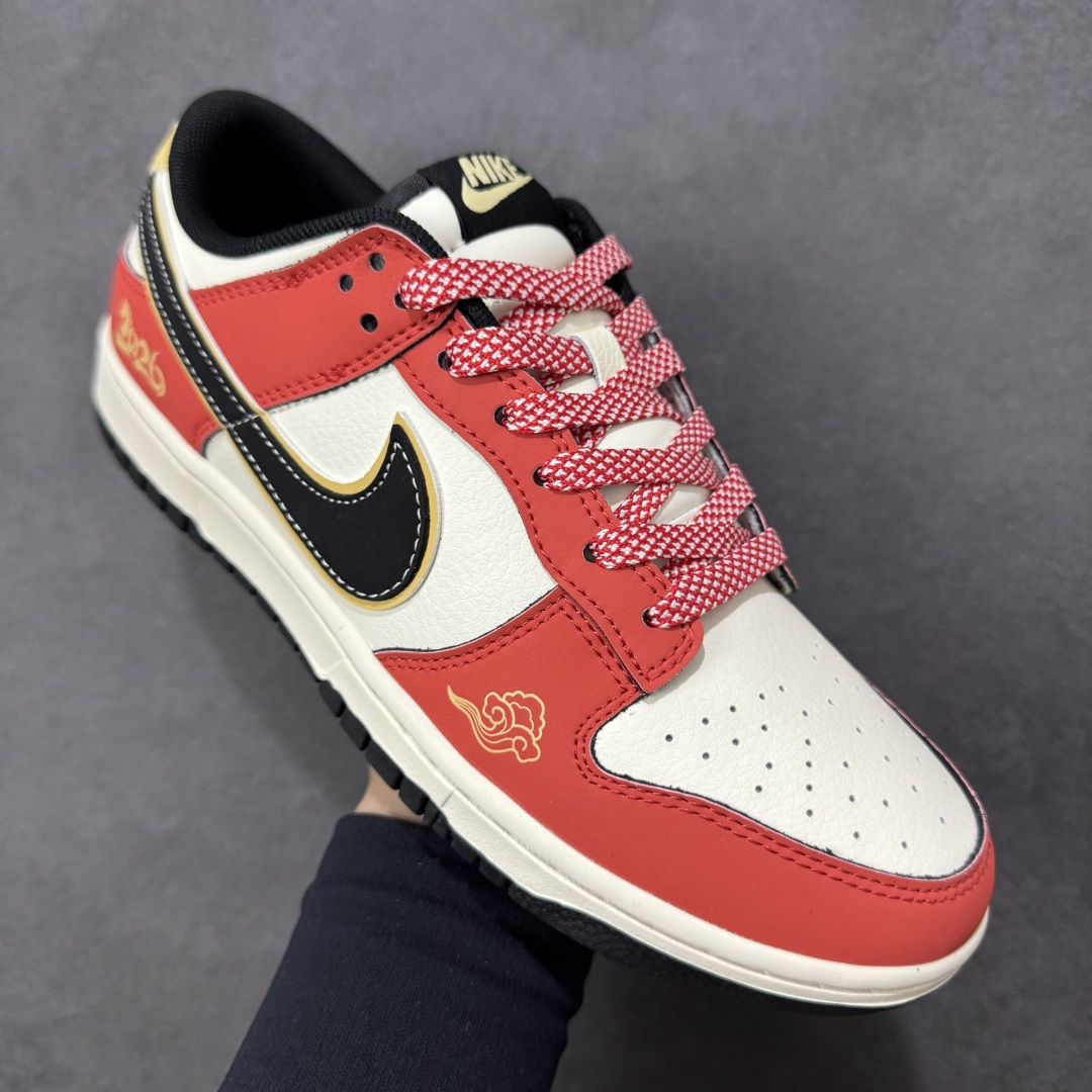 图片[3]-【定制版】Nike Dunk Low Retro 2026马年限定 周年高端定制 低帮休闲板鞋 #定制鞋盒 大厂纯原品质出货 超高清洁度 皮料切割干净无任何毛边 细节完美 货号：HT5088-656 尺码：36 36.5 37.5 38 38.5 39 40 40.5 41 42 42.5 43 44 44.5 45-选品中心