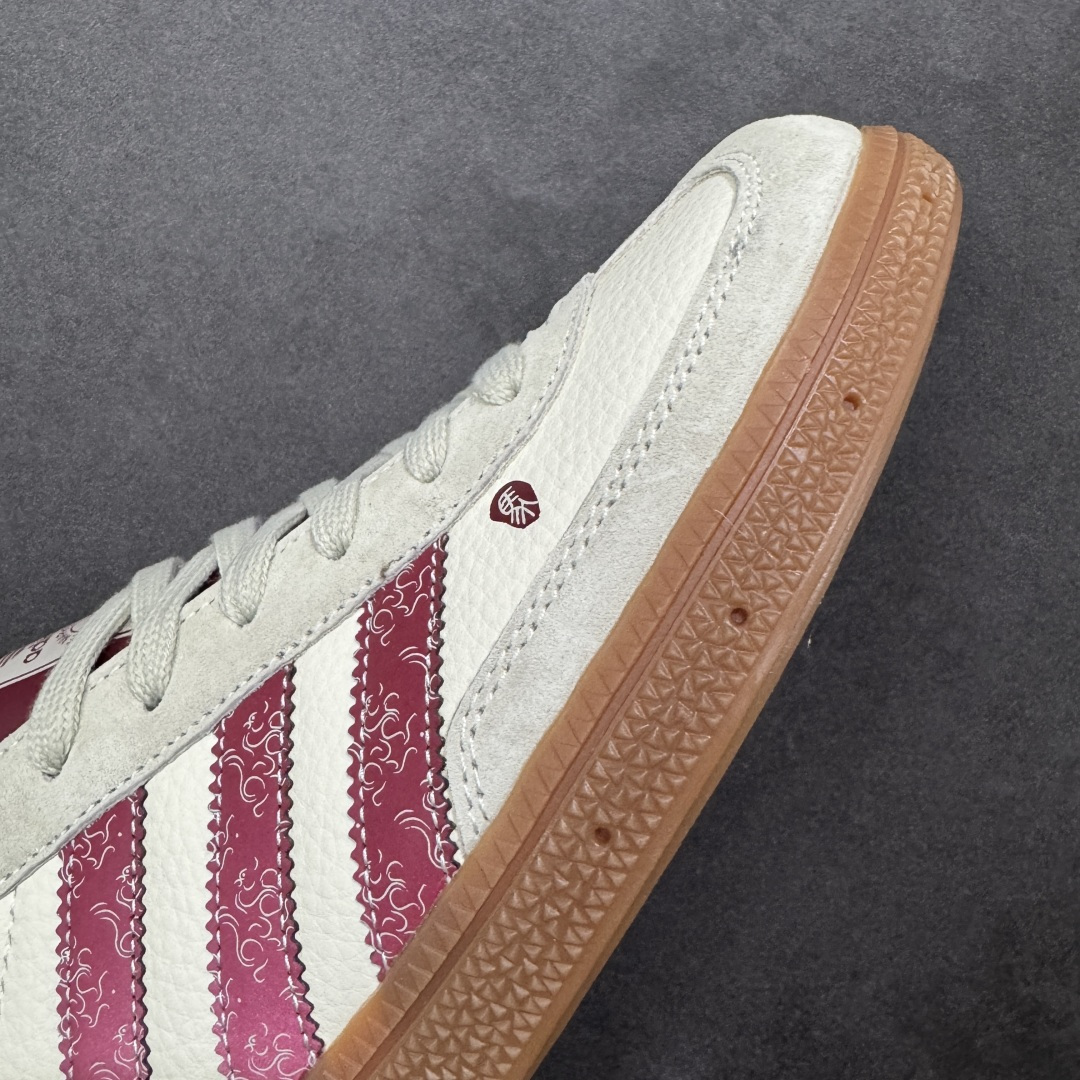 图片[5]-【定制版】马年三叶草 复古贺岁ADIDAS SUPERSTAR 以酒红祥云纹三条杠点缀米白鞋身，鞋侧“2026”与“馬”字标识点明主题，生胶大底还原复古质感。经典贝壳头设计搭配软质皮革鞋面，兼具复古风格与舒适脚感，日常通勤与休闲出街皆适配，新年穿它既有三叶草的经典底蕴，又具马年专属的开运氛围。 货号：LX0921 尺码：36 36.5 37.5 38 38.5 39 40 40.5 41 42 42.5 43 44 44.5 45-选品中心