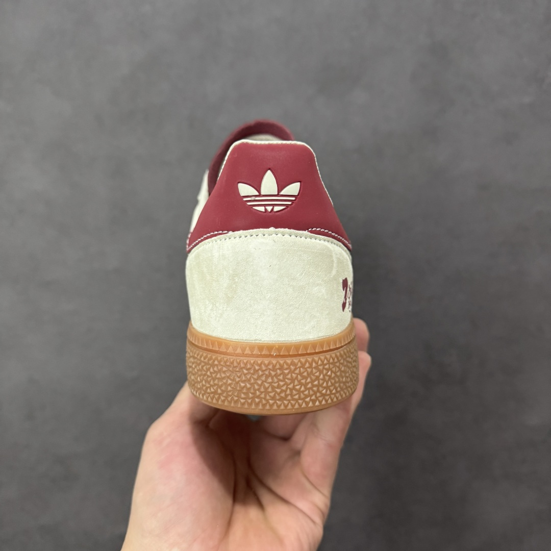 图片[4]-【定制版】马年三叶草 复古贺岁ADIDAS SUPERSTAR 以酒红祥云纹三条杠点缀米白鞋身，鞋侧“2026”与“馬”字标识点明主题，生胶大底还原复古质感。经典贝壳头设计搭配软质皮革鞋面，兼具复古风格与舒适脚感，日常通勤与休闲出街皆适配，新年穿它既有三叶草的经典底蕴，又具马年专属的开运氛围。 货号：LX0921 尺码：36 36.5 37.5 38 38.5 39 40 40.5 41 42 42.5 43 44 44.5 45-选品中心